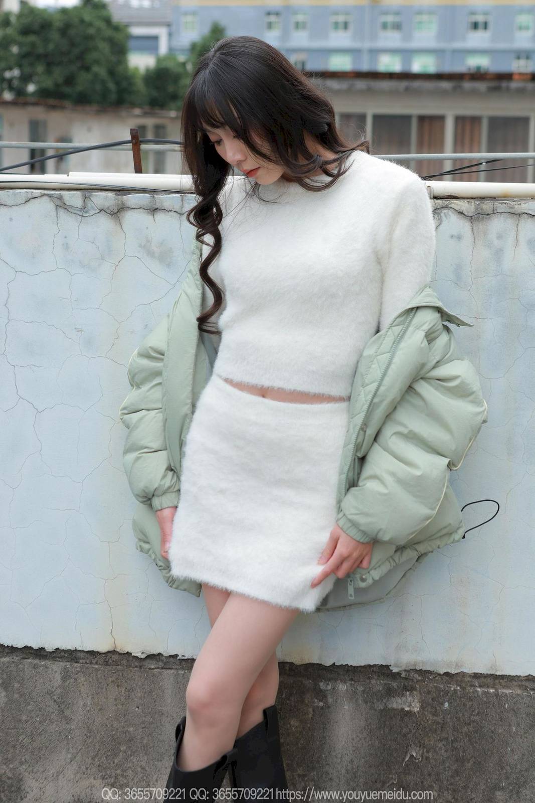 IESS异思趣向模特团团包臀裙肉丝美腿户外写真-14