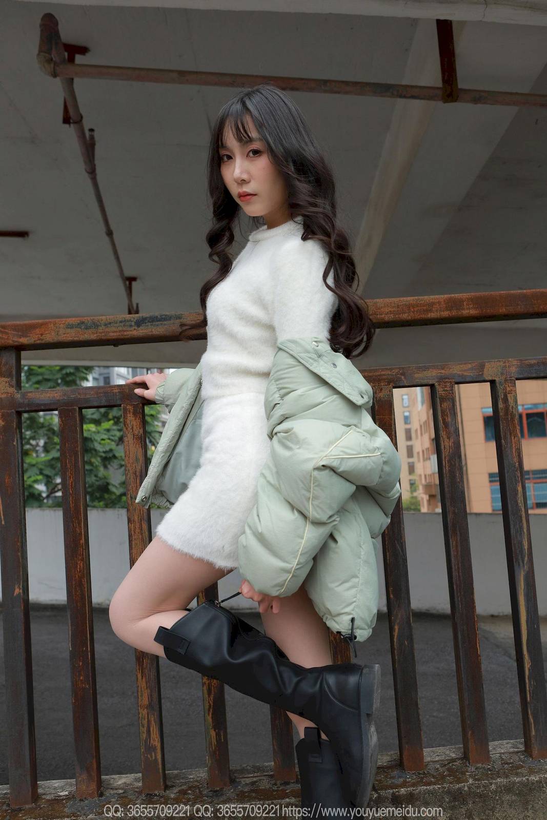 IESS异思趣向模特团团包臀裙肉丝美腿户外写真-23