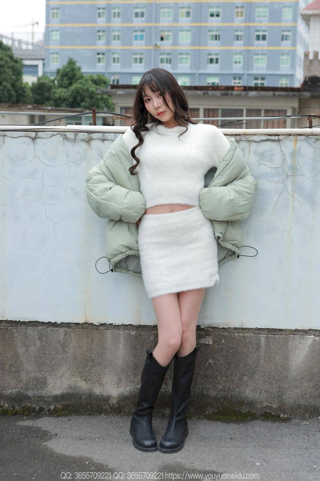 IESS异思趣向模特团团包臀裙肉丝美腿户外写真-17