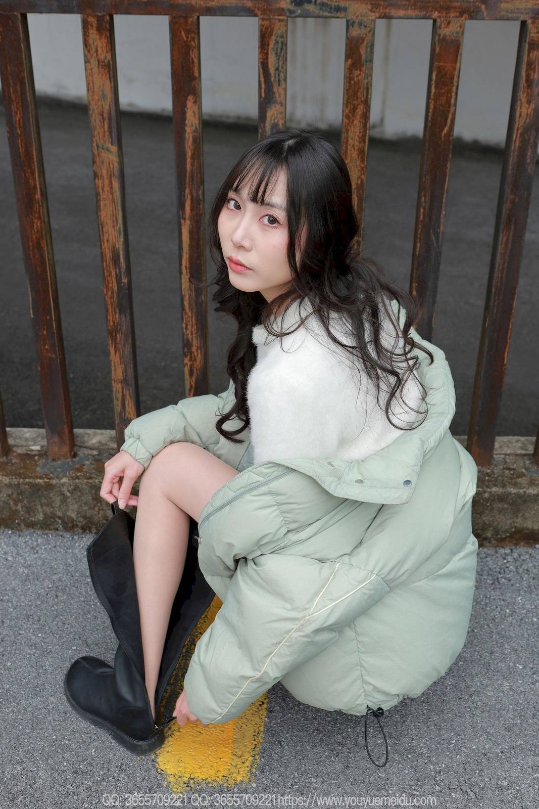 IESS异思趣向模特团团包臀裙肉丝美腿户外写真-38