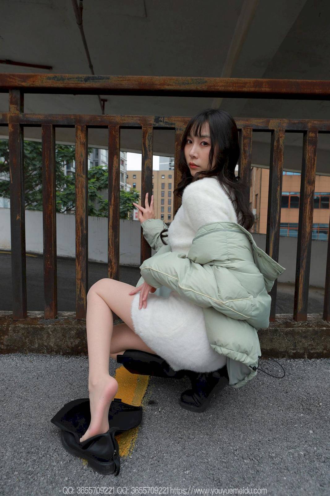 IESS异思趣向模特团团包臀裙肉丝美腿户外写真-51