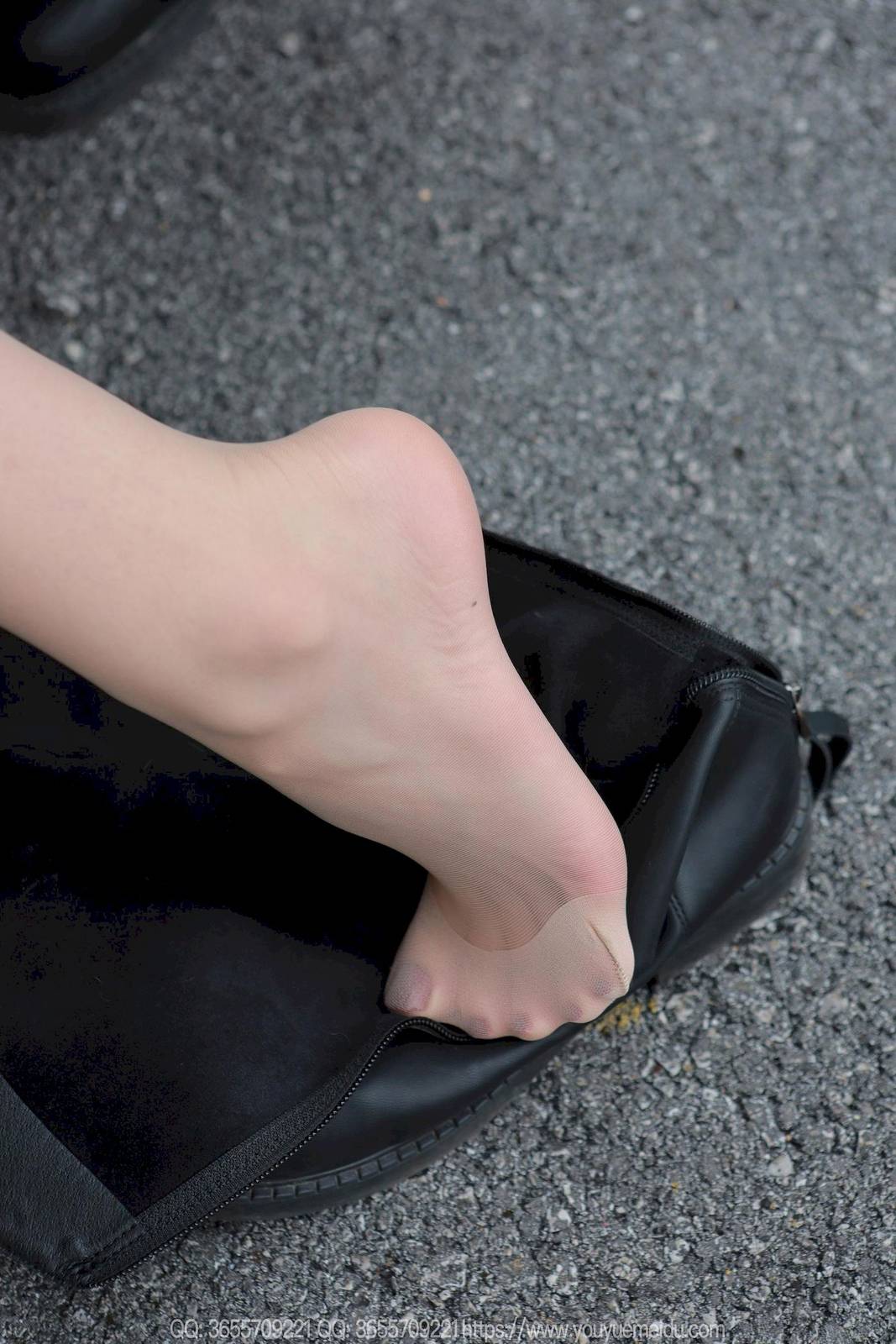 IESS异思趣向模特团团包臀裙肉丝美腿户外写真-59