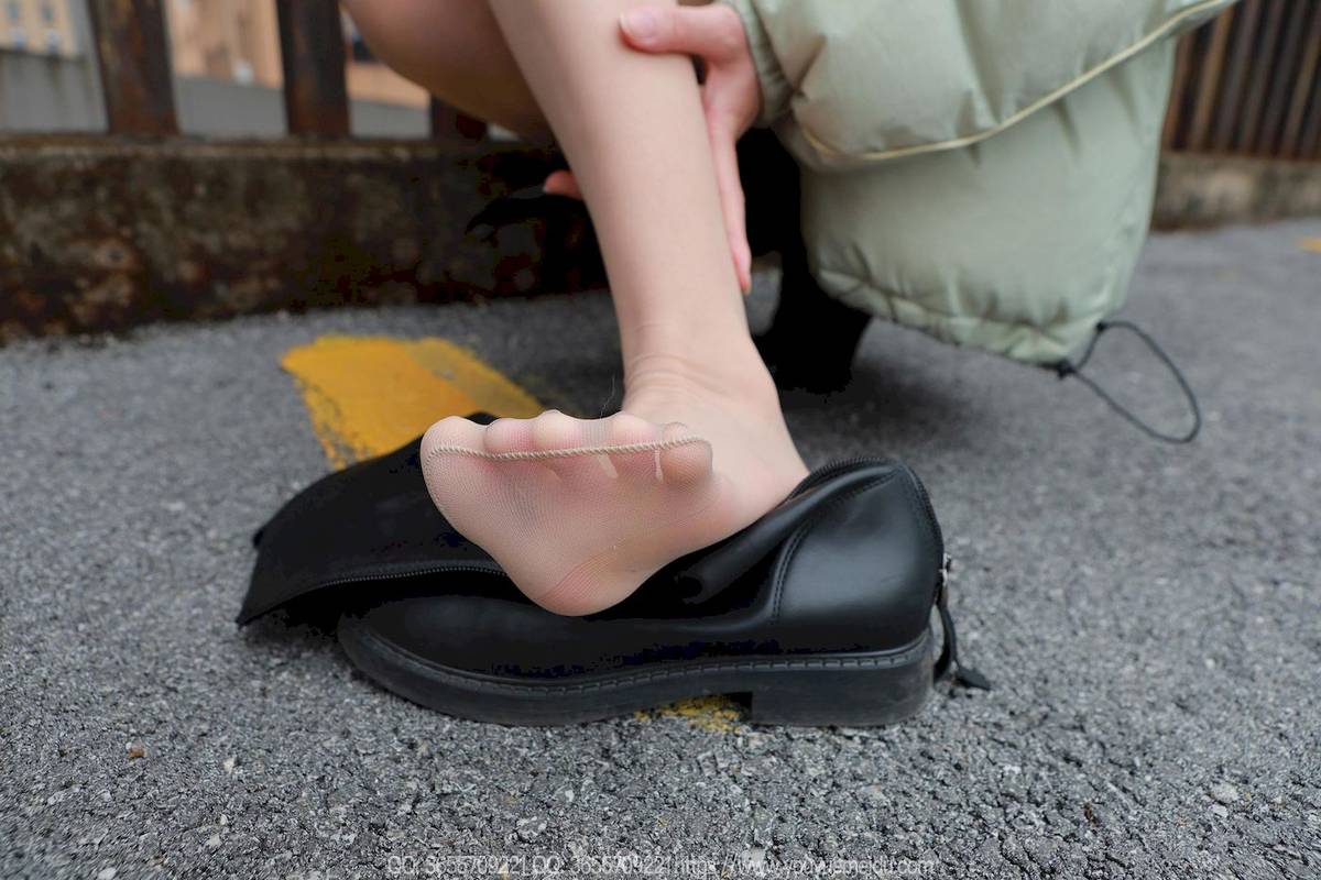 IESS异思趣向模特团团包臀裙肉丝美腿户外写真-67