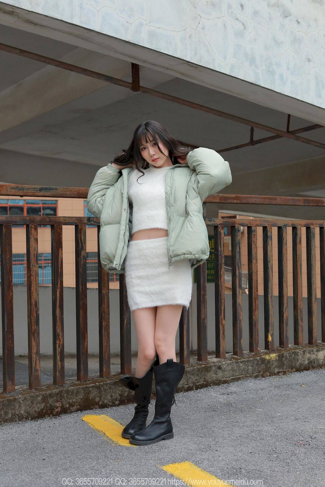 IESS异思趣向模特团团包臀裙肉丝美腿户外写真-70