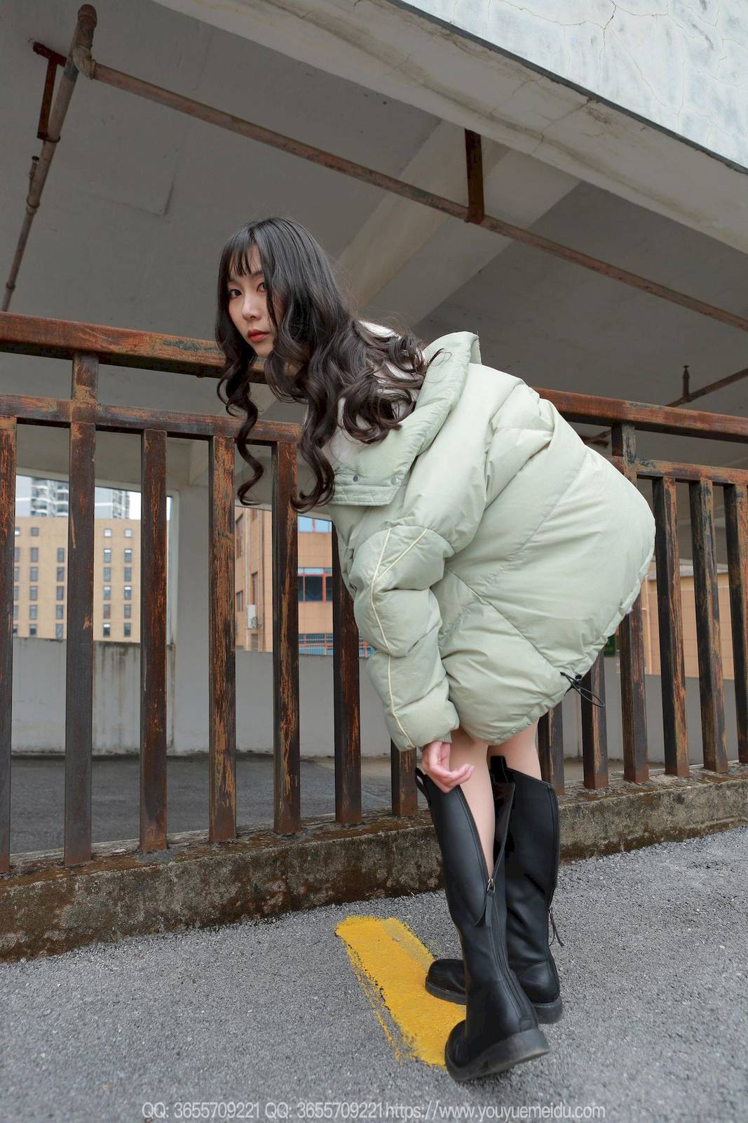 IESS异思趣向模特团团包臀裙肉丝美腿户外写真-80