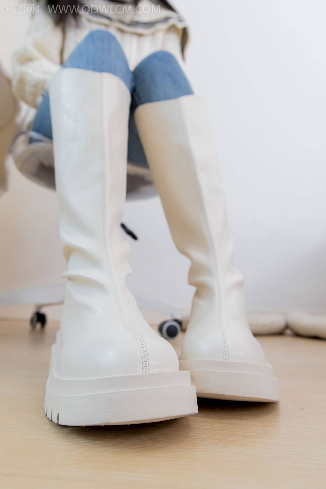 物恋传媒模特恬恬白色毛衣搭配牛仔裤居家写真-95