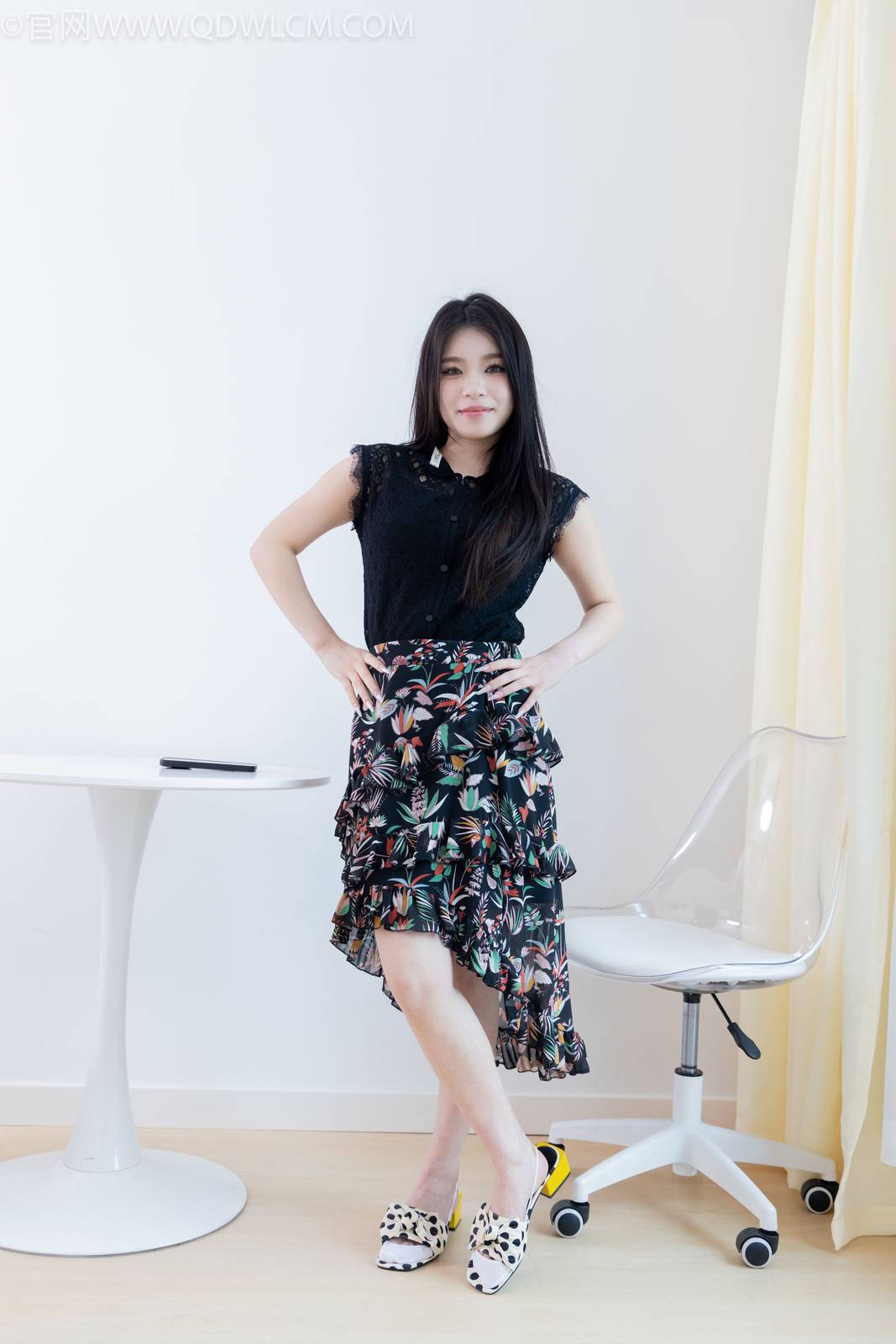 物恋传媒腿模闪闪黑色上衣碎花裙美好记忆写真-3