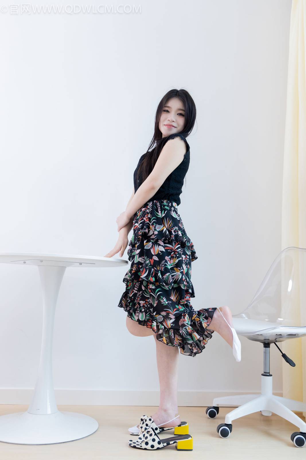 物恋传媒腿模闪闪黑色上衣碎花裙美好记忆写真-23