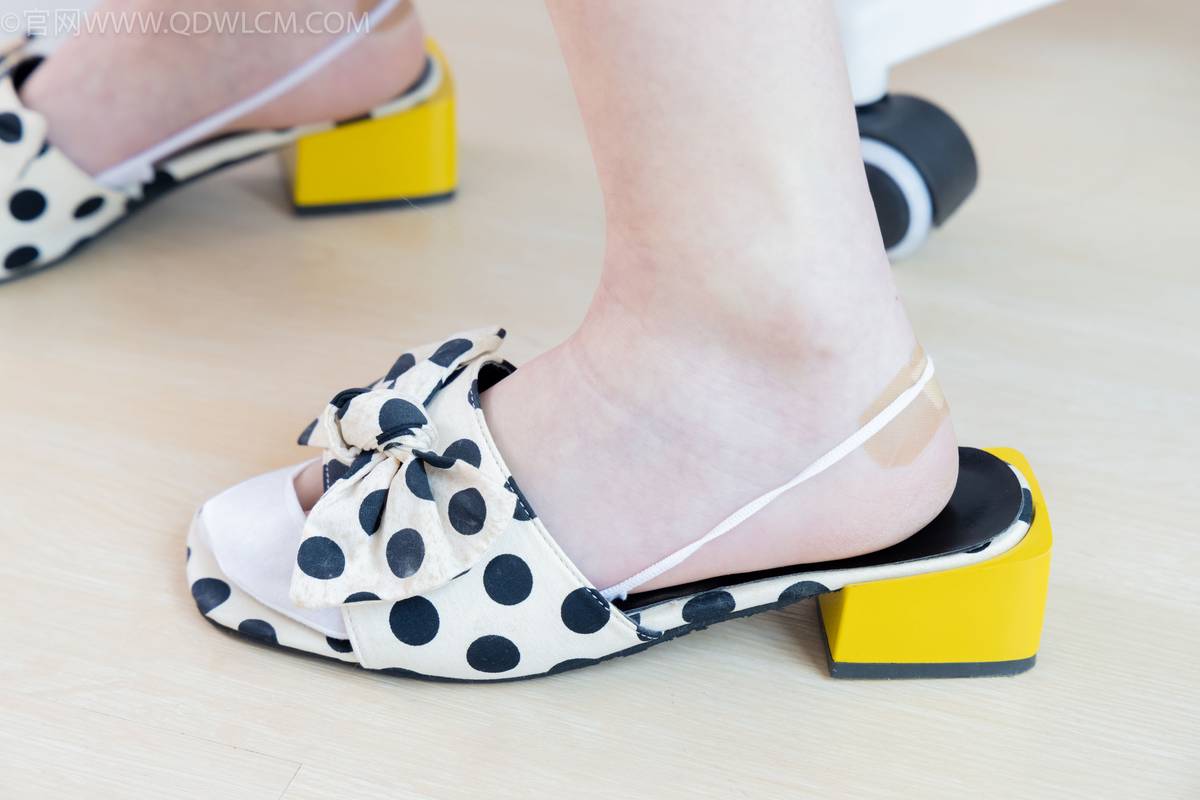 物恋传媒腿模闪闪黑色上衣碎花裙美好记忆写真-87