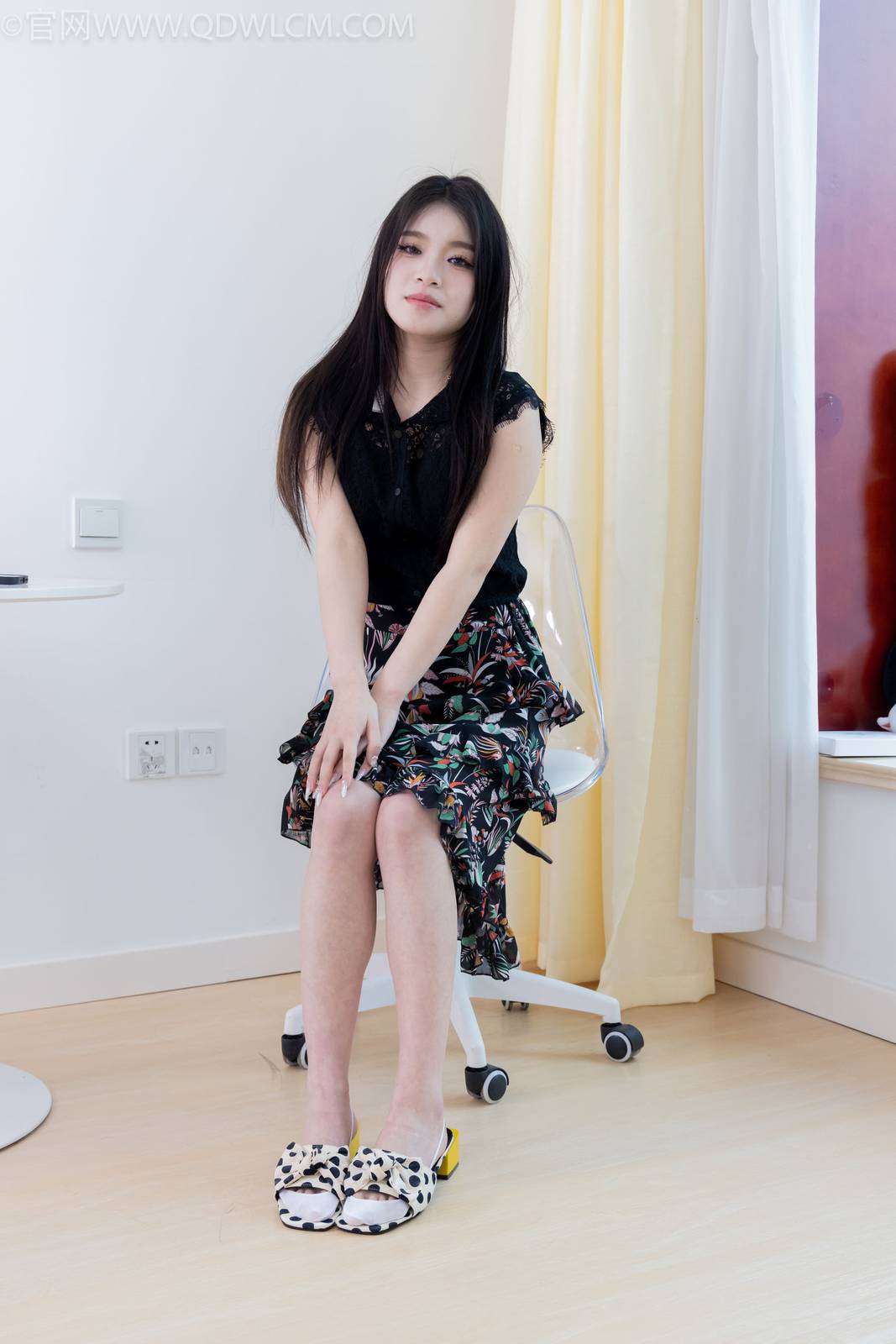 物恋传媒腿模闪闪黑色上衣碎花裙美好记忆写真-99