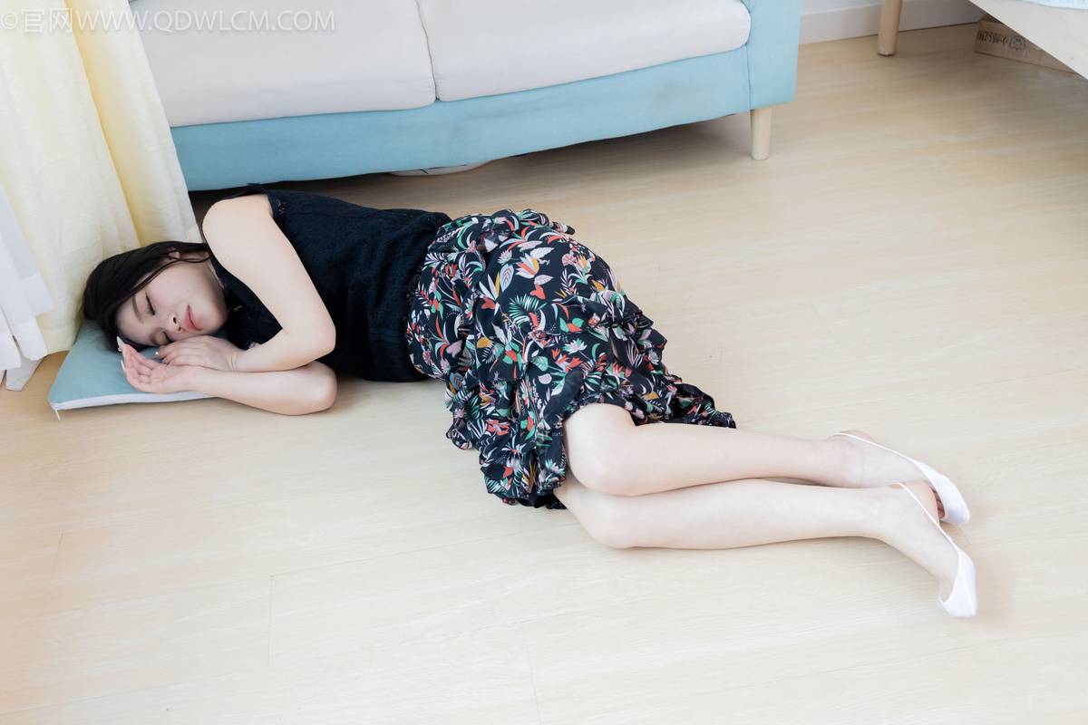 物恋传媒腿模闪闪黑色上衣碎花裙美好记忆写真-133