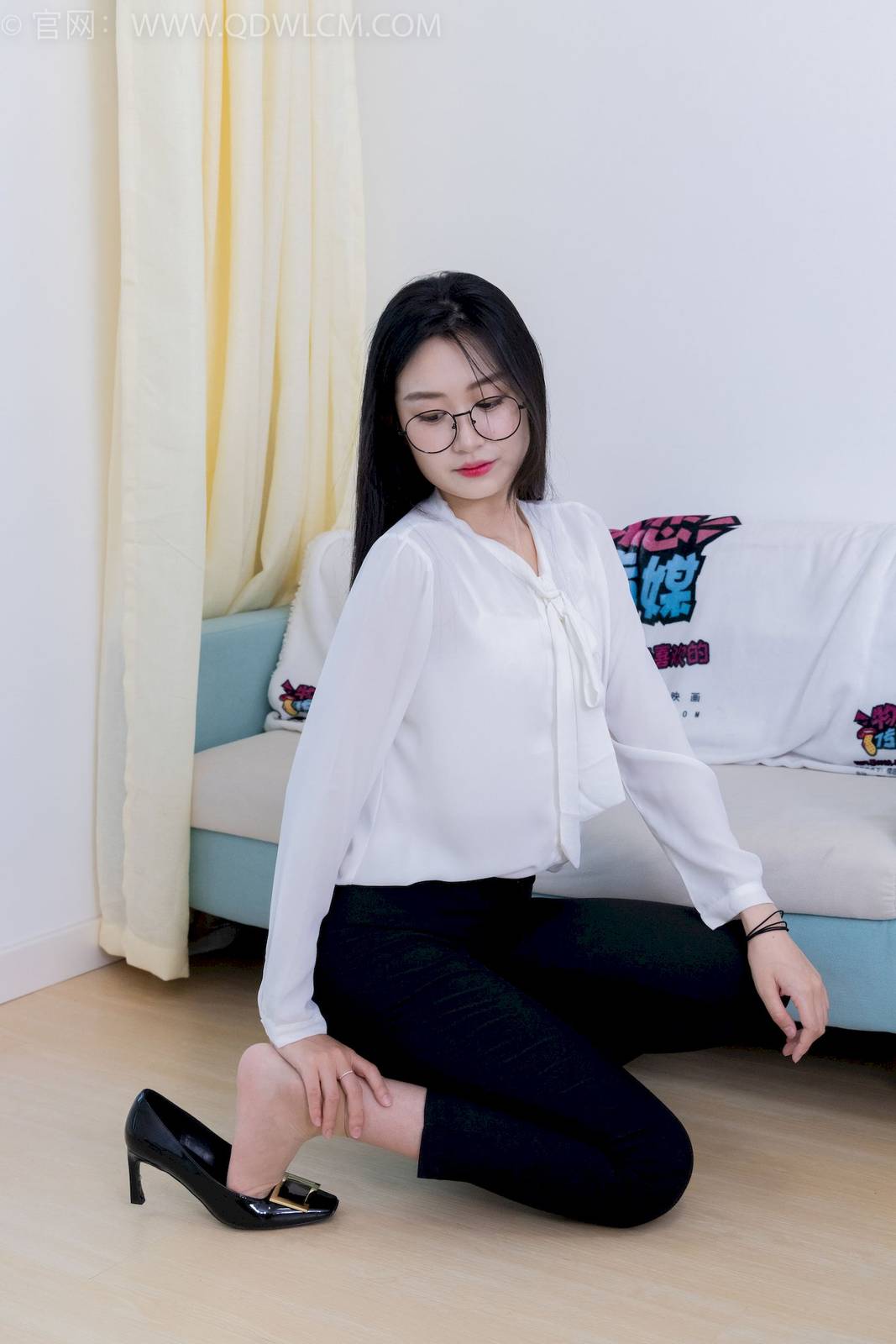 物恋传媒模特小敏白上衣黑色长裤职场丽人写真-13
