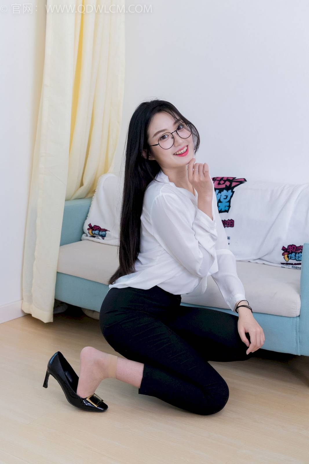 物恋传媒模特小敏白上衣黑色长裤职场丽人写真-18