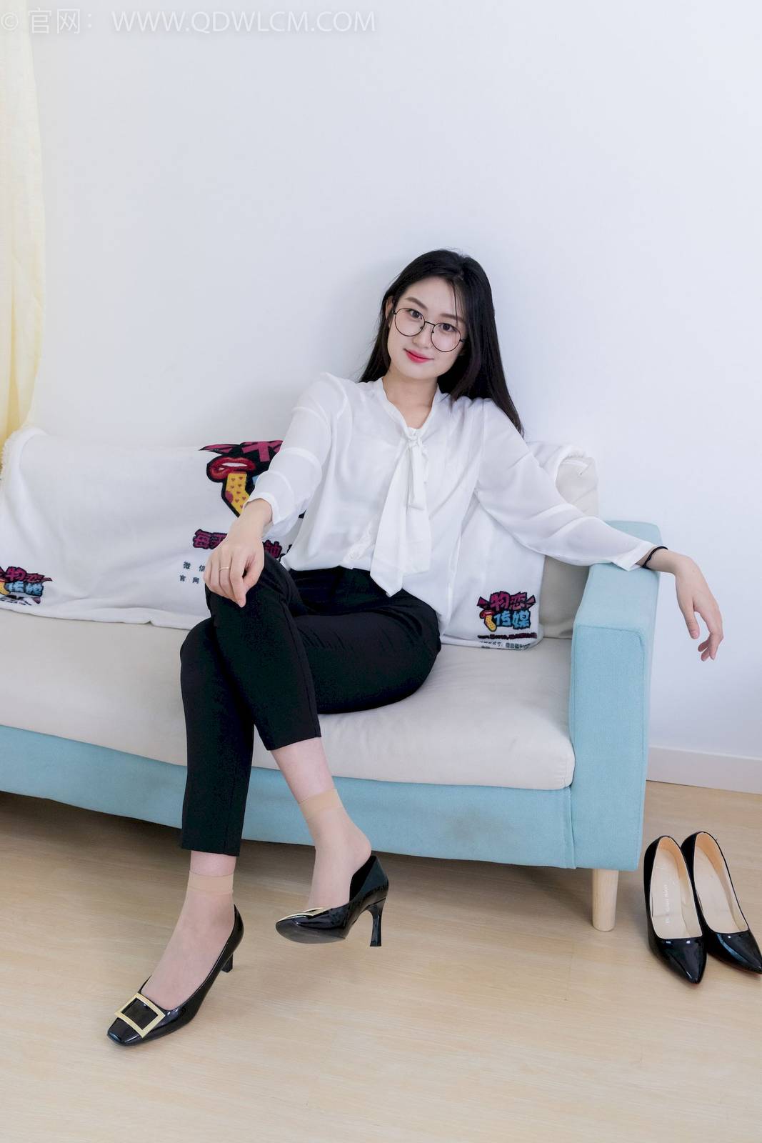 物恋传媒模特小敏白上衣黑色长裤职场丽人写真-12