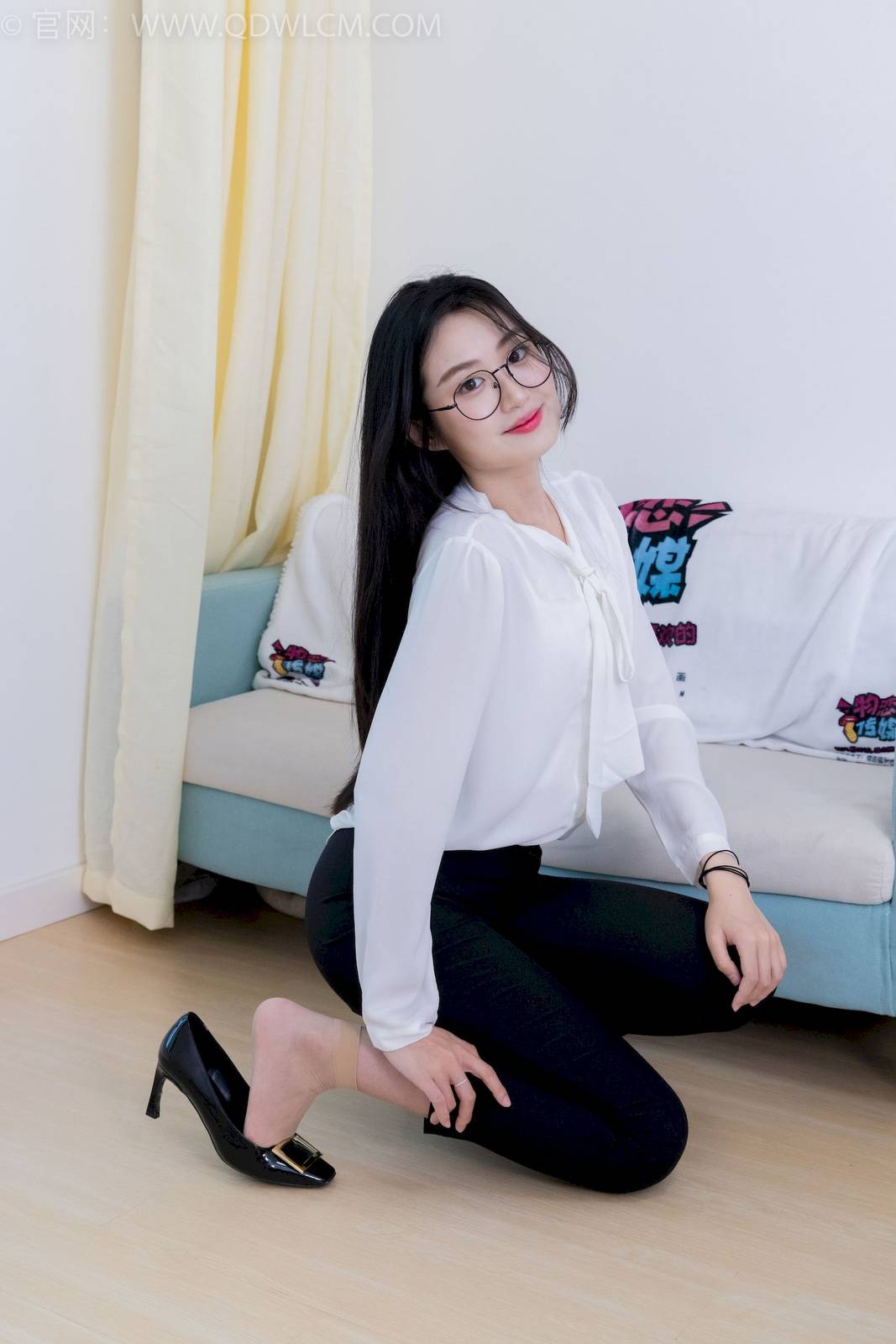 物恋传媒模特小敏白上衣黑色长裤职场丽人写真-17