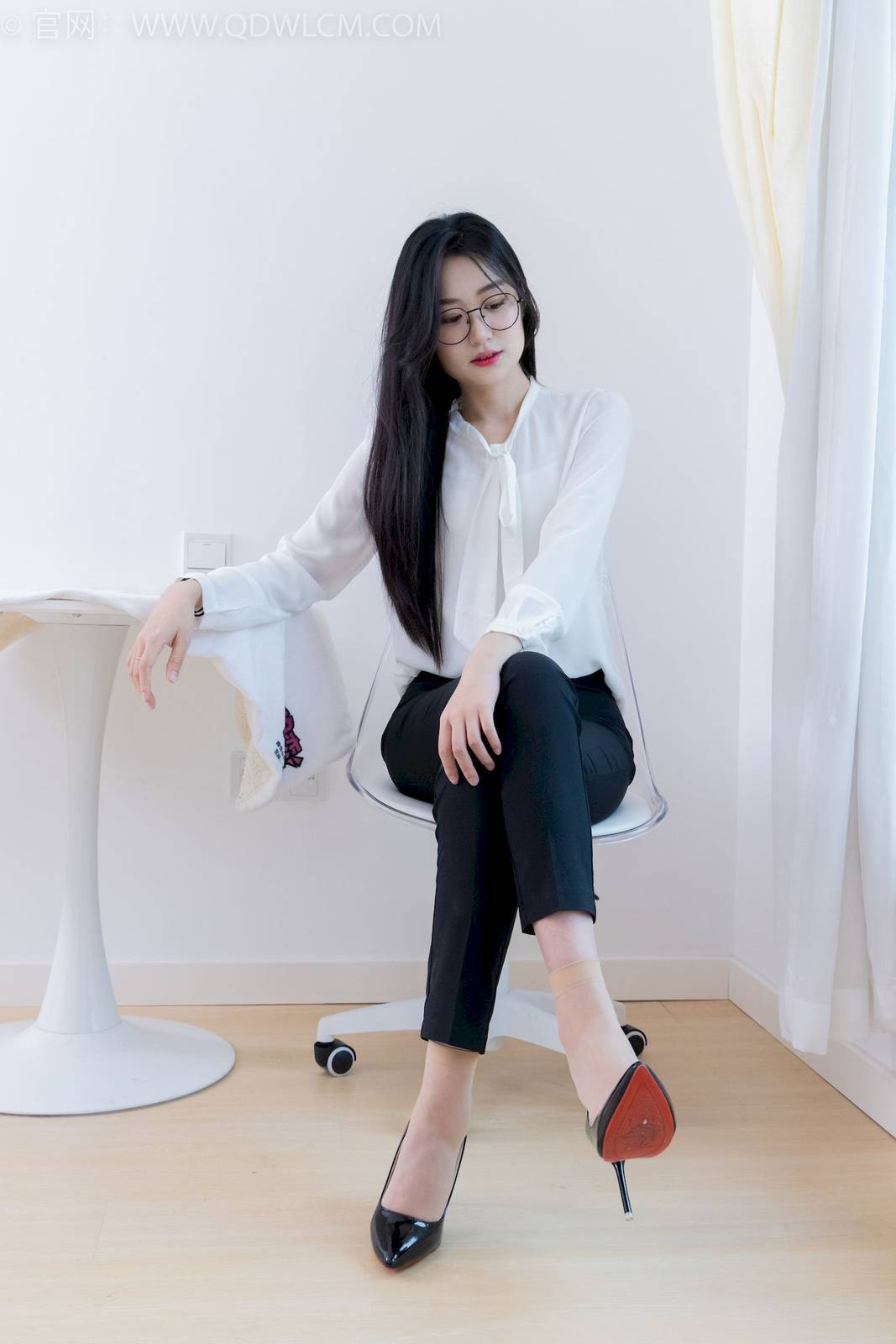 物恋传媒模特小敏白上衣黑色长裤职场丽人写真-80
