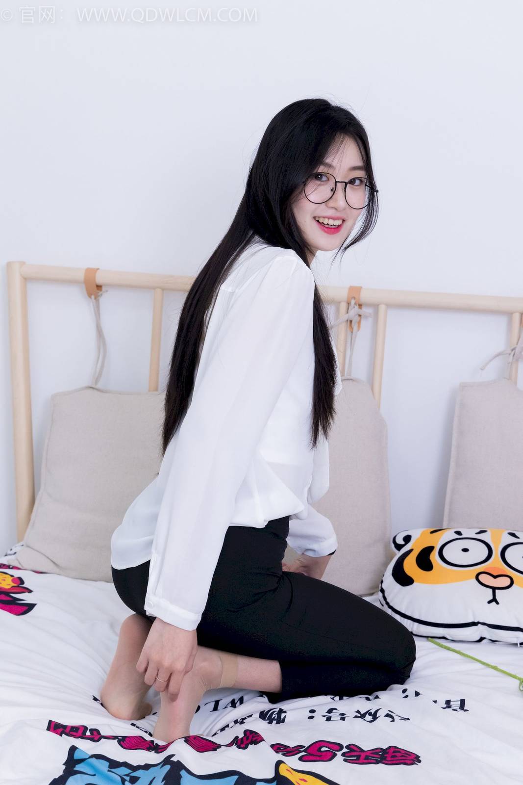 物恋传媒模特小敏白上衣黑色长裤职场丽人写真-87