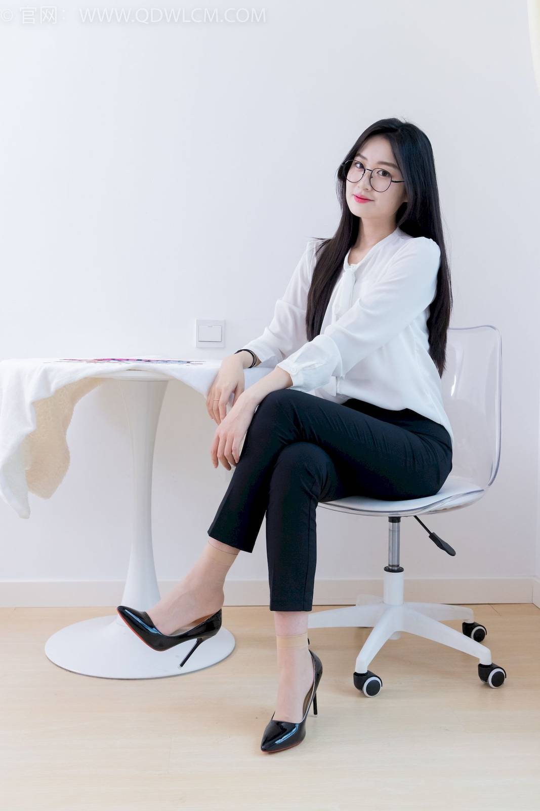 物恋传媒模特小敏白上衣黑色长裤职场丽人写真-95
