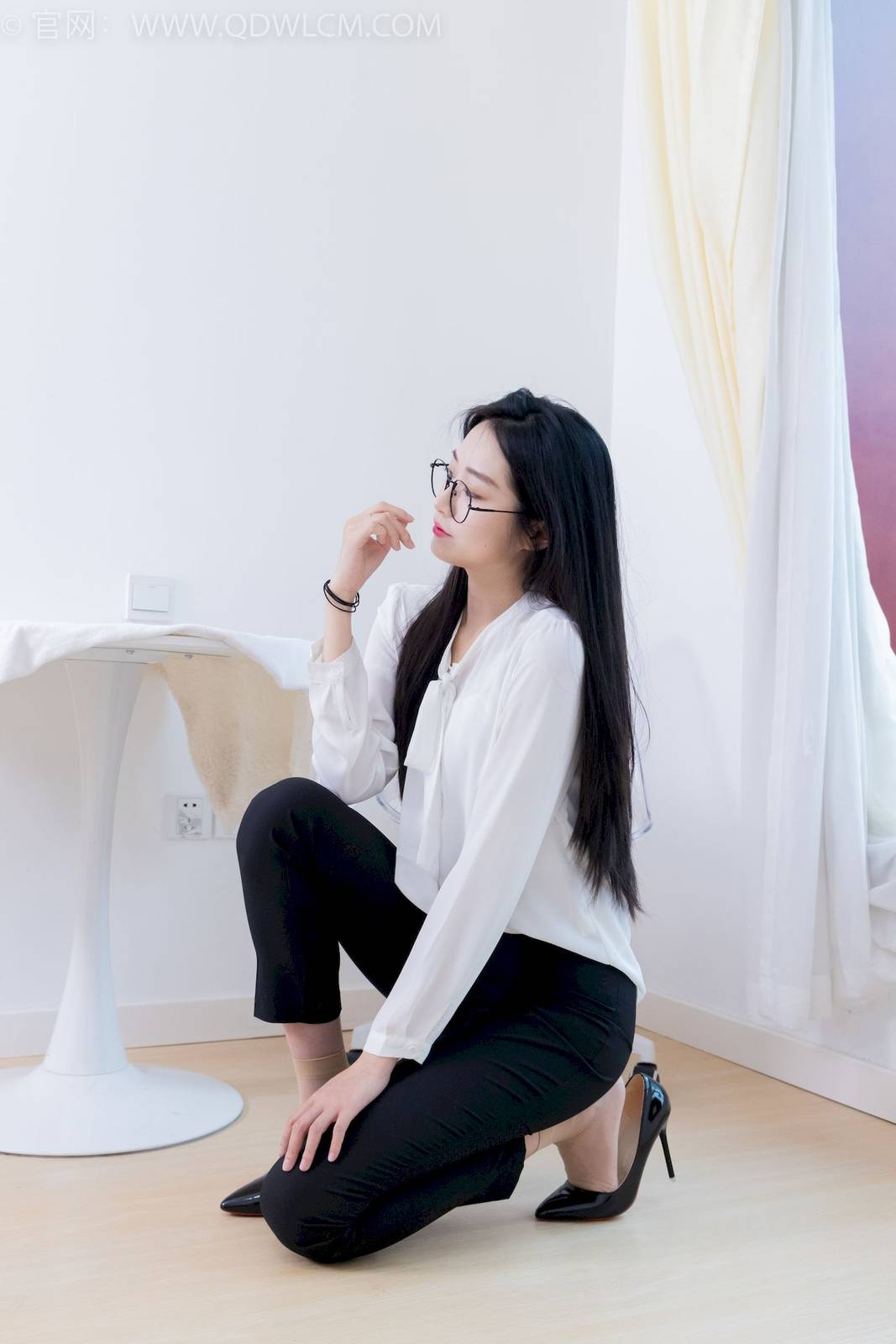 物恋传媒模特小敏白上衣黑色长裤职场丽人写真-99