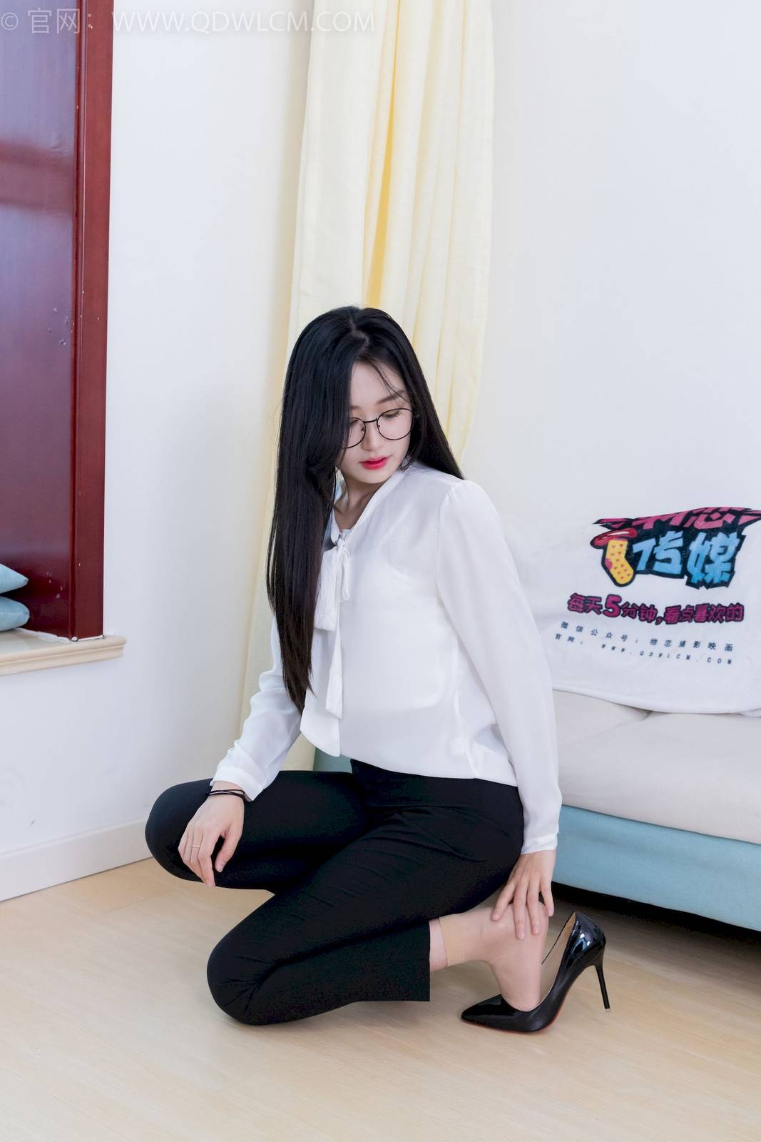 物恋传媒模特小敏白上衣黑色长裤职场丽人写真-120