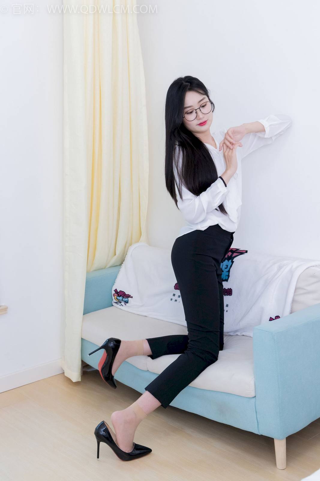 物恋传媒模特小敏白上衣黑色长裤职场丽人写真-132