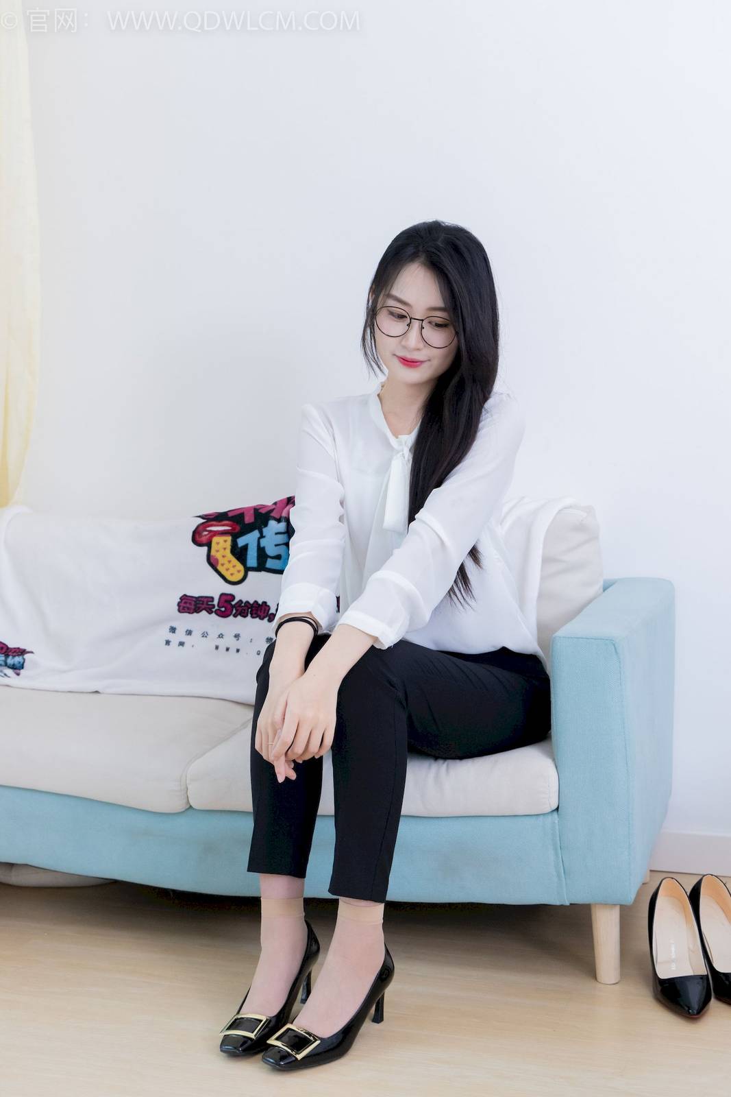 物恋传媒模特小敏白上衣黑色长裤职场丽人写真-145
