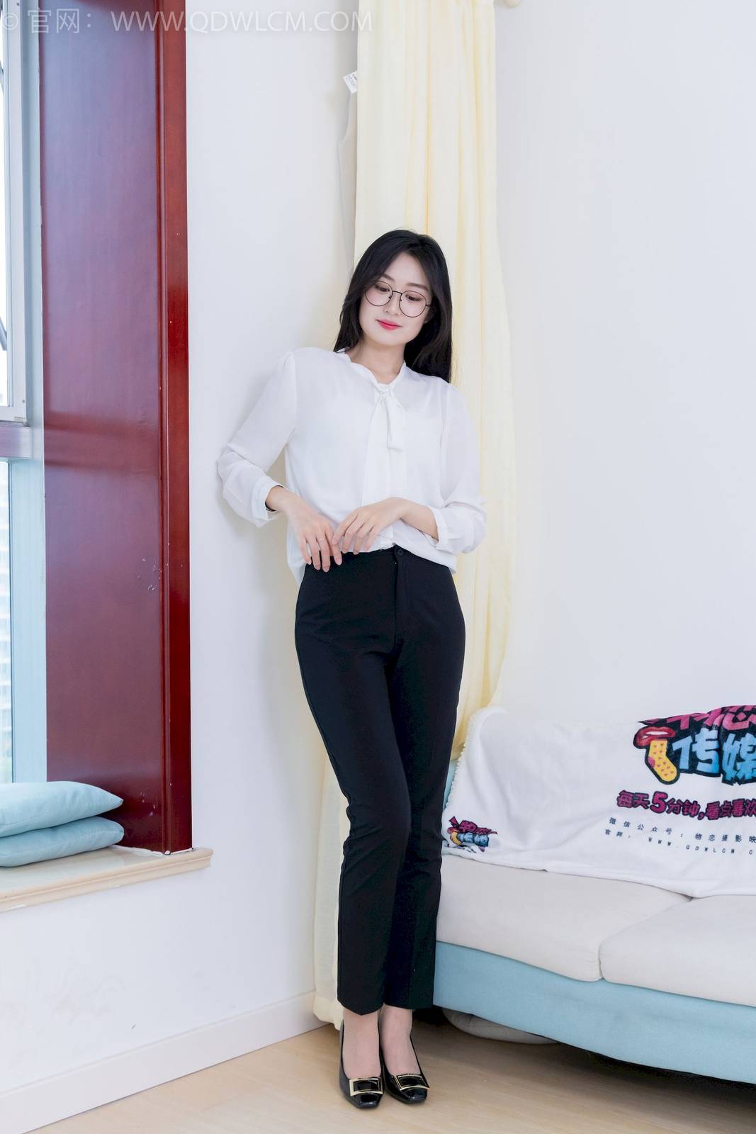 物恋传媒模特小敏白上衣黑色长裤职场丽人写真-143