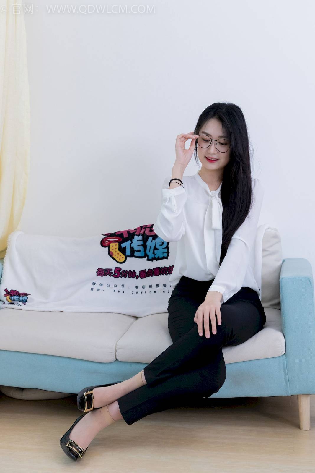 物恋传媒模特小敏白上衣黑色长裤职场丽人写真-159