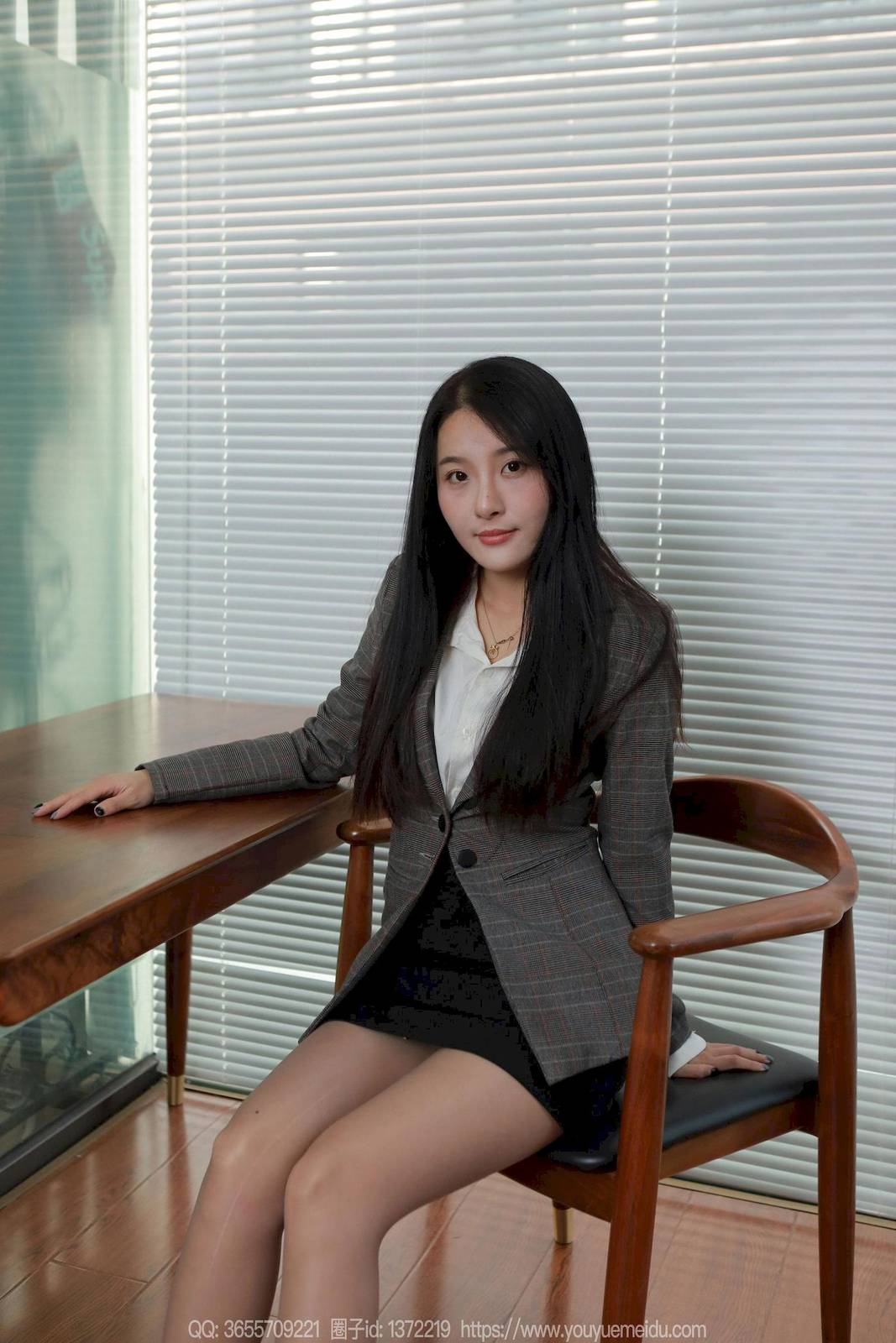 IESS异思趣向模特婉萍黑丝职业装加班加点主题写真-42