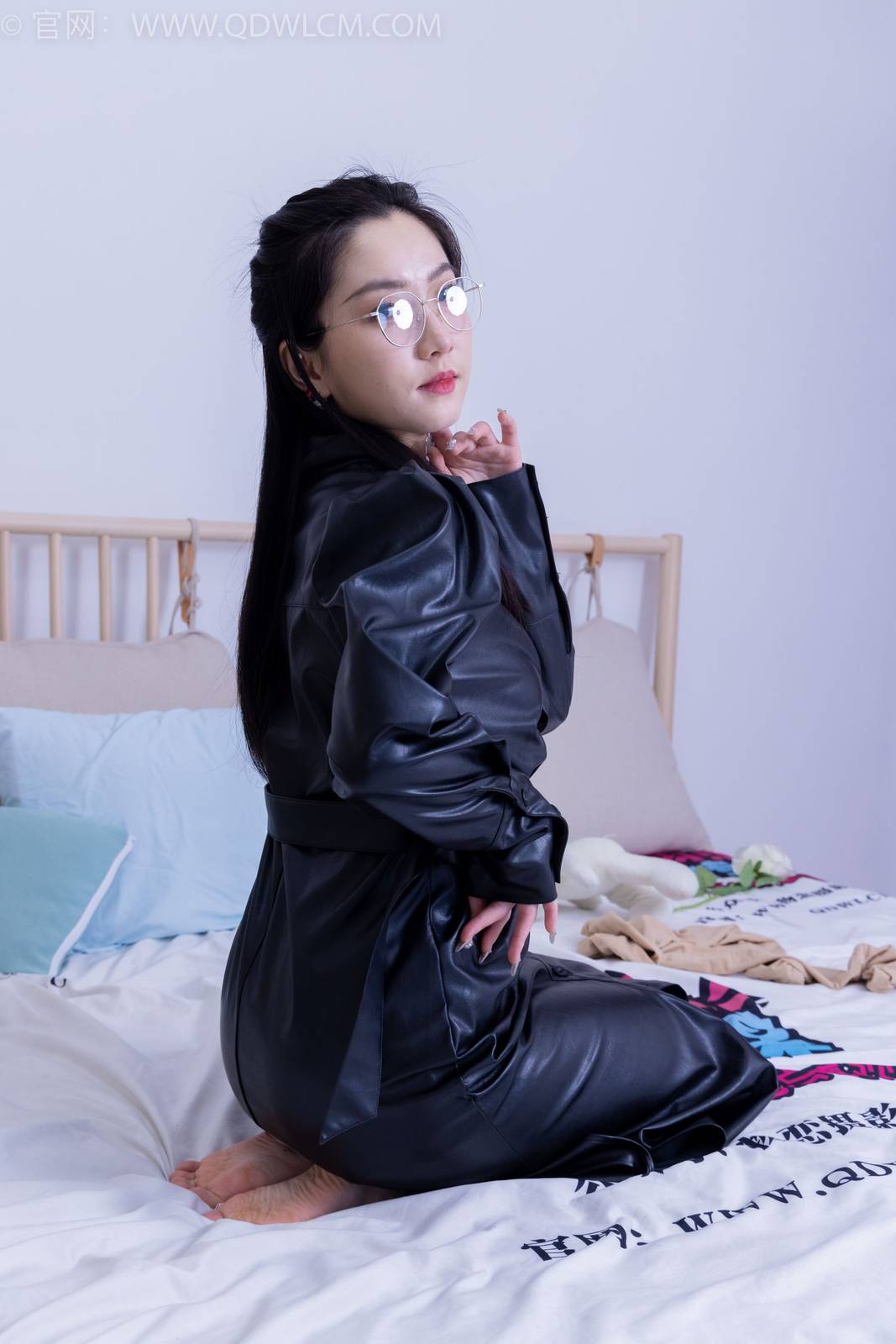 物恋传媒冰山美人川川黑丝美腿黑色皮衣冷艳写真-9