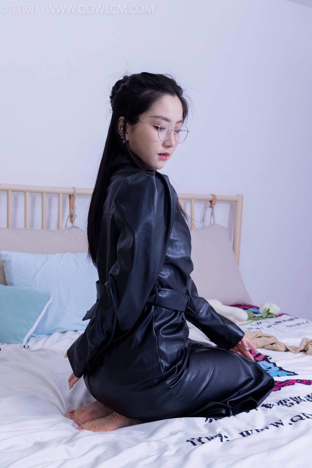 物恋传媒冰山美人川川黑丝美腿黑色皮衣冷艳写真-10