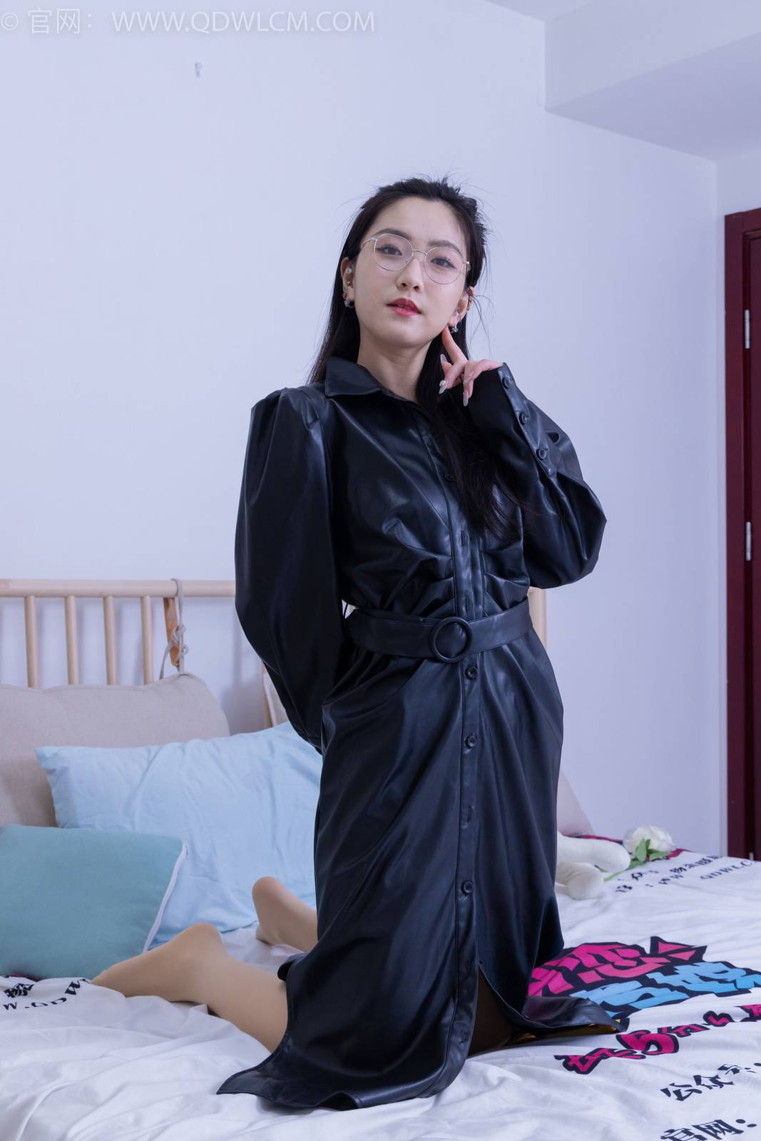 物恋传媒冰山美人川川黑丝美腿黑色皮衣冷艳写真-105