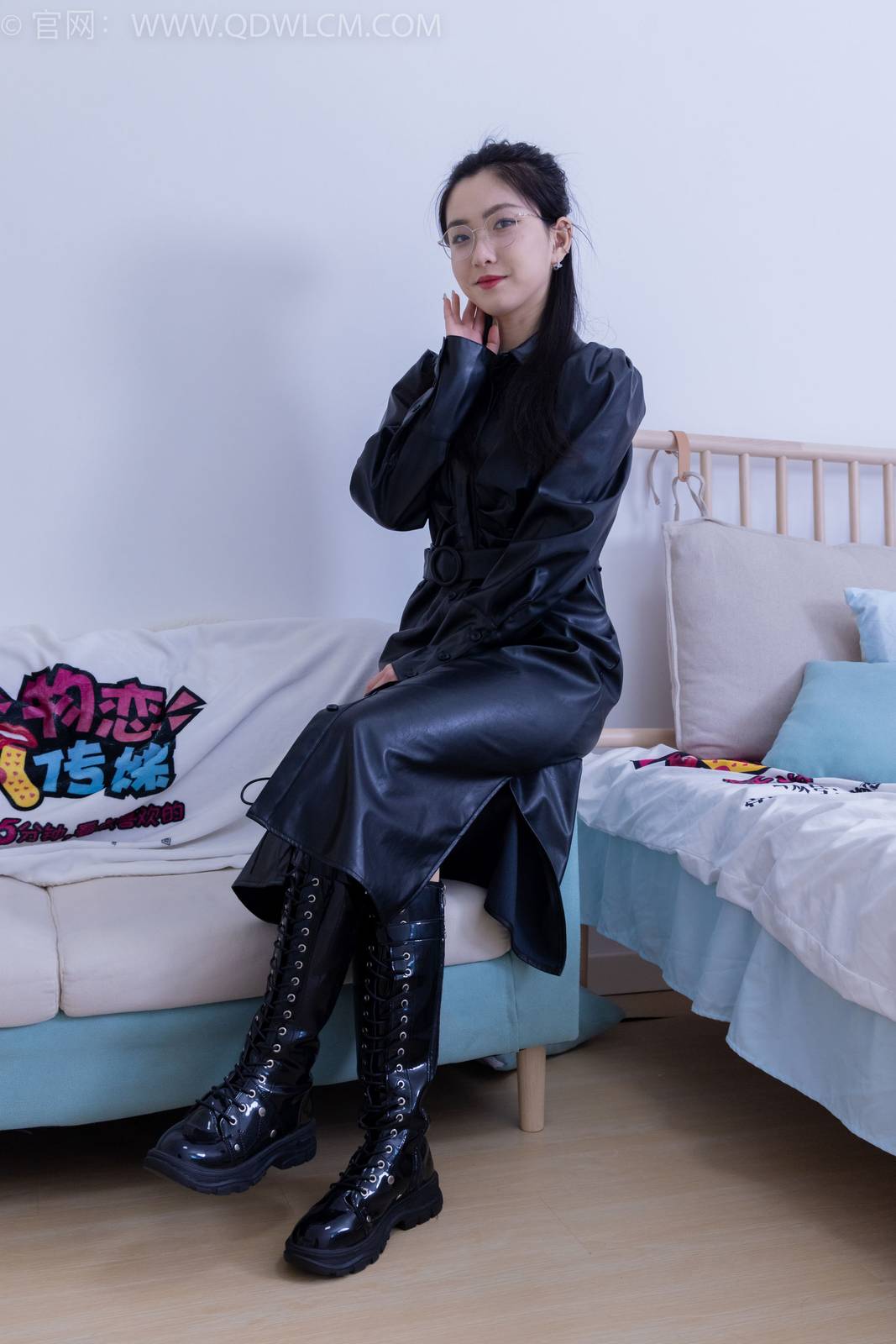 物恋传媒冰山美人川川黑丝美腿黑色皮衣冷艳写真-114