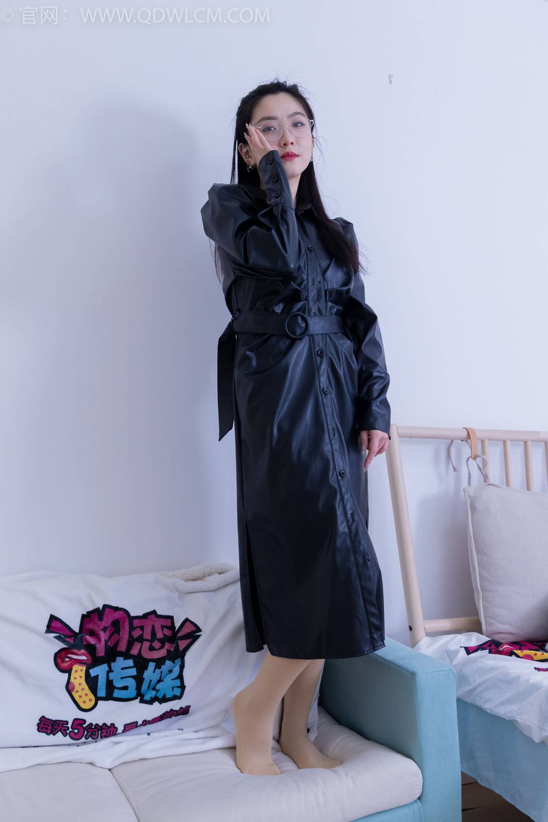 物恋传媒冰山美人川川黑丝美腿黑色皮衣冷艳写真-121