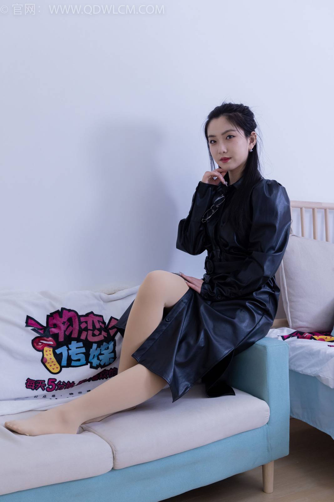 物恋传媒冰山美人川川黑丝美腿黑色皮衣冷艳写真-129