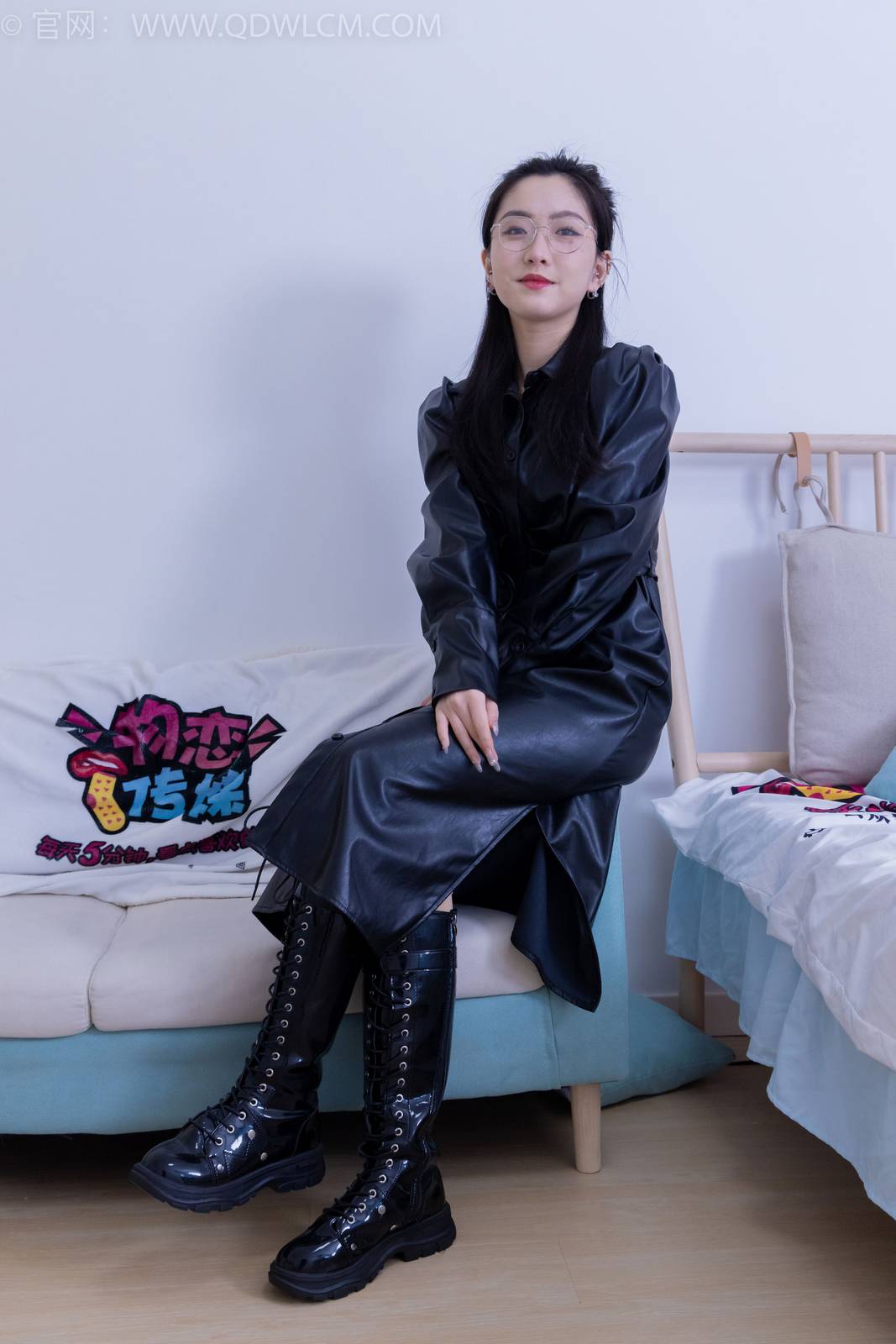 物恋传媒冰山美人川川黑丝美腿黑色皮衣冷艳写真-136