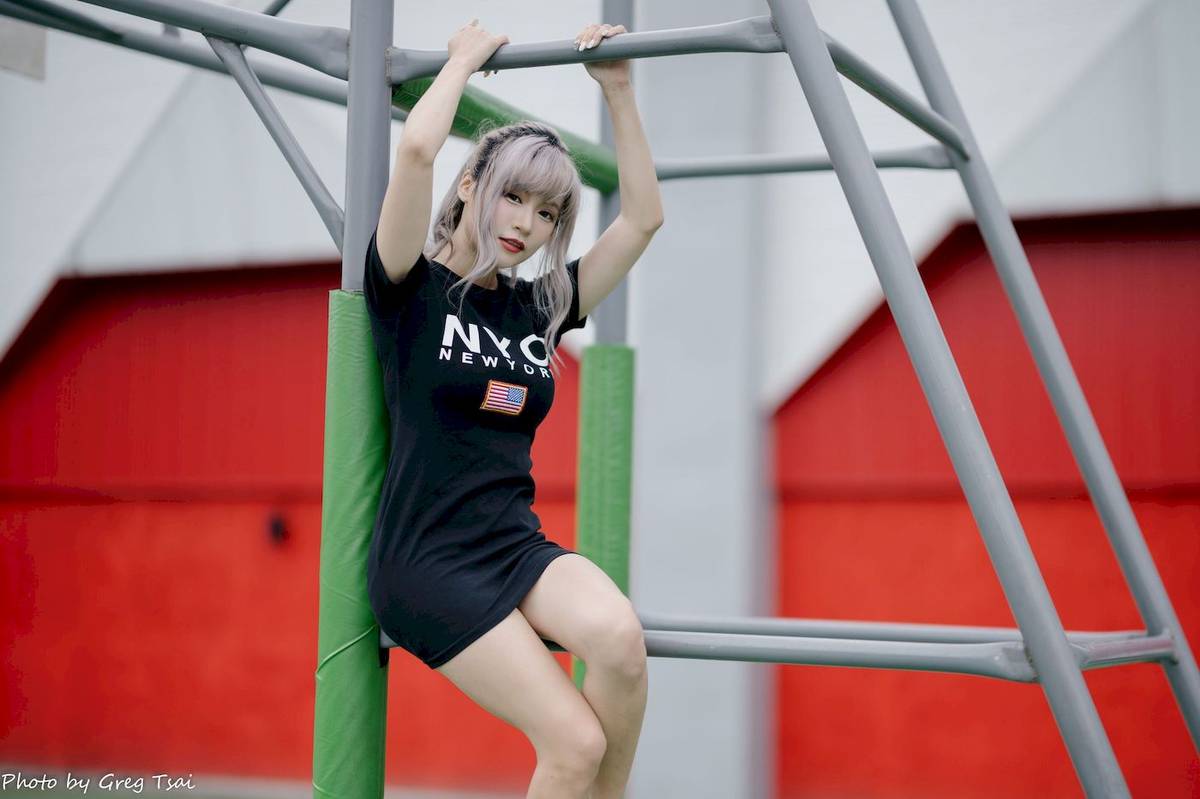 凯云黑色短裙修长美腿巧语嫣然运动风户外写真-55