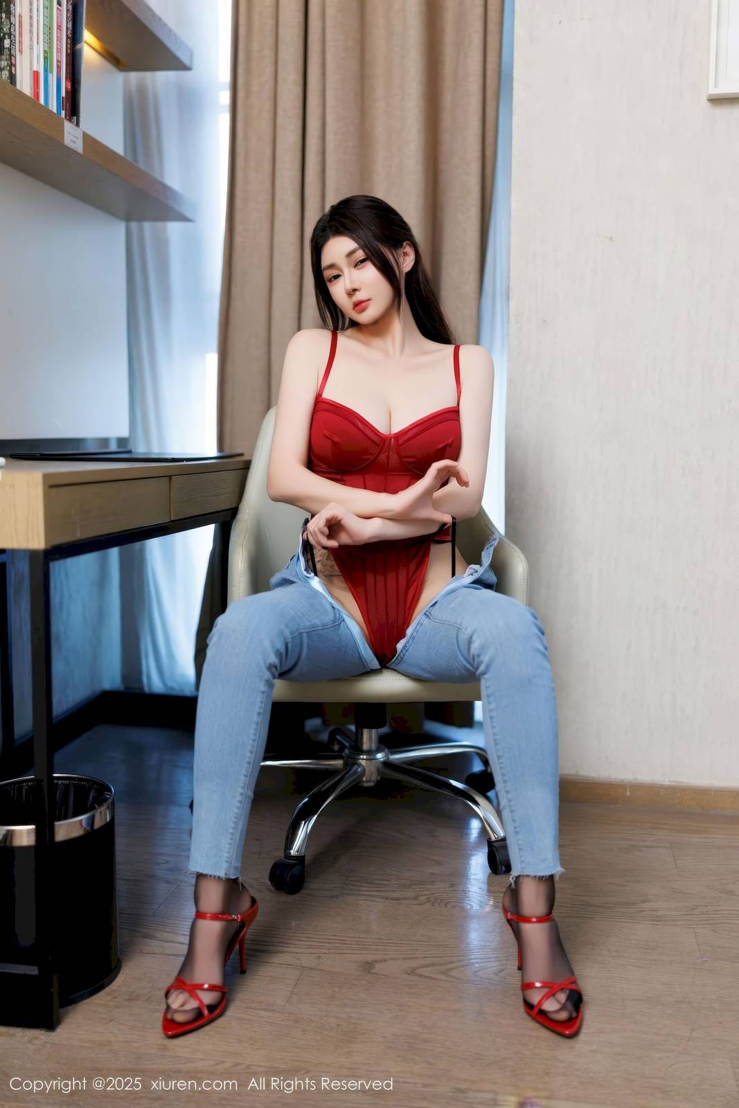秀人网模特凯竹Quinn红色情趣搭配蓝色牛仔裤写真-30