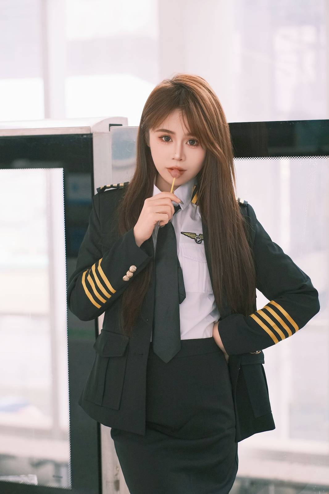 长发美女泡芙小方口含棒棒糖女警制服地铁站随拍