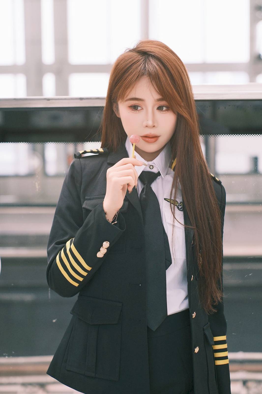 长发美女泡芙小方口含棒棒糖女警制服地铁站随拍-3