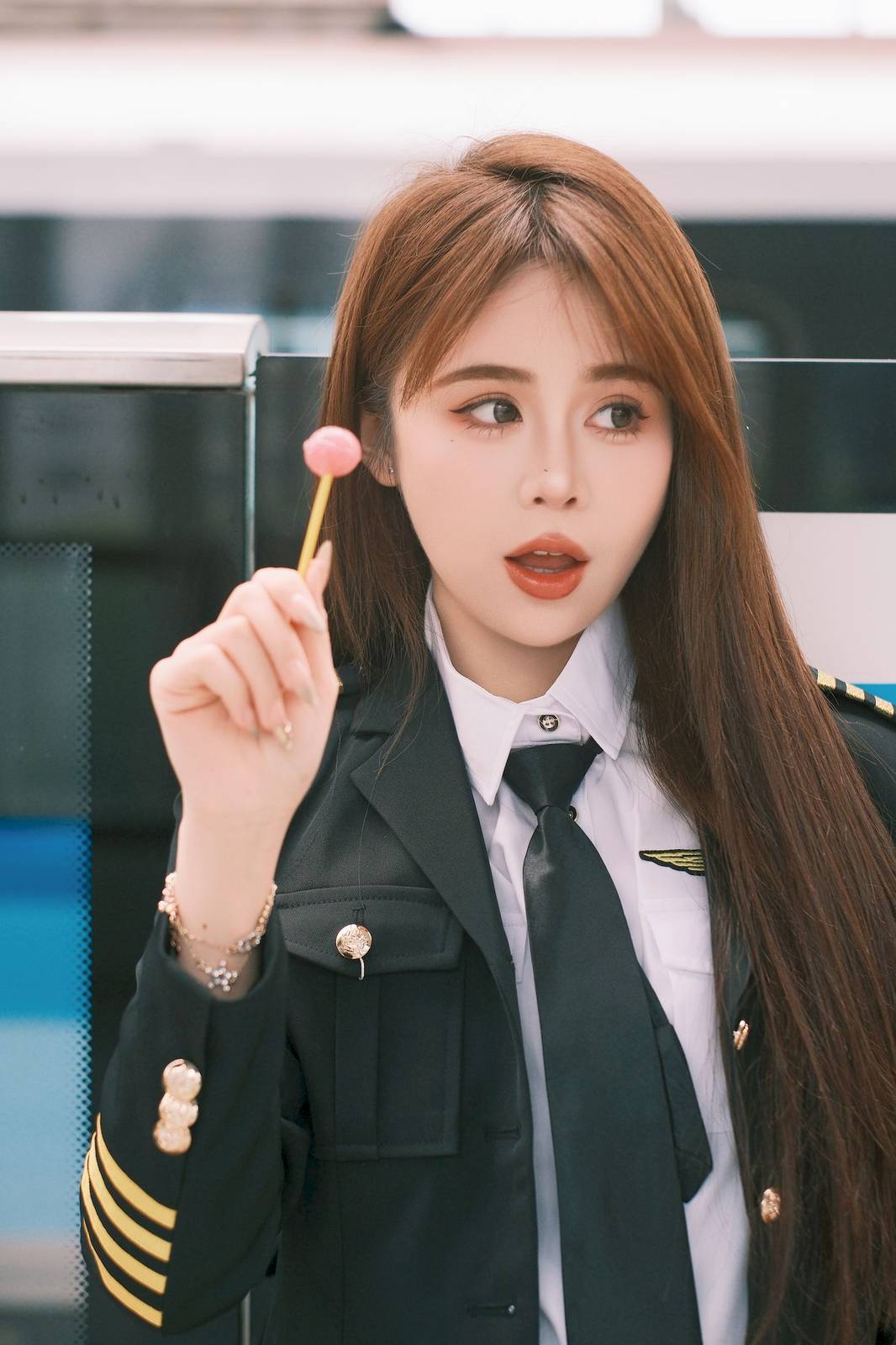 长发美女泡芙小方口含棒棒糖女警制服地铁站随拍-9