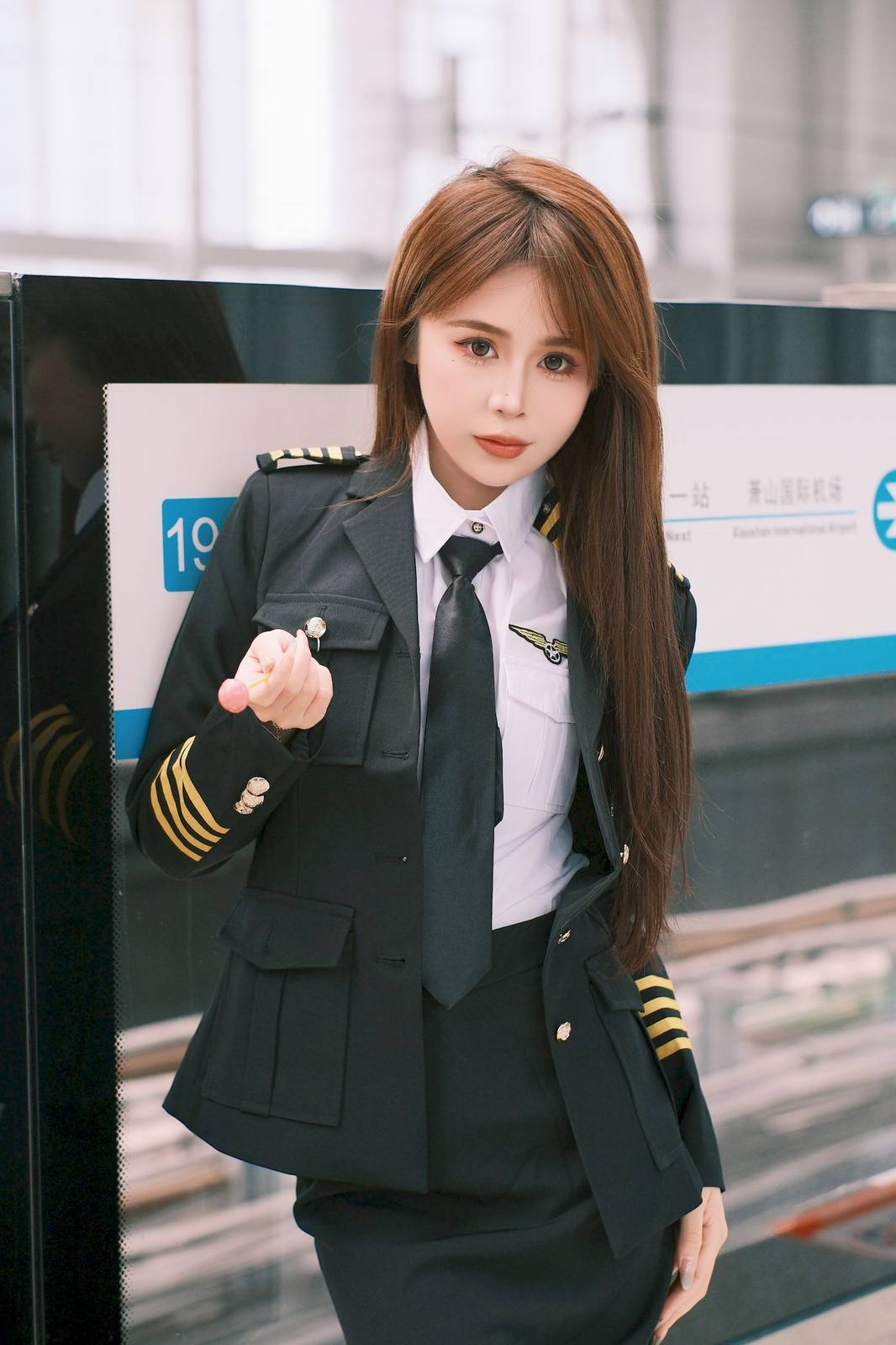 长发美女泡芙小方口含棒棒糖女警制服地铁站随拍-5