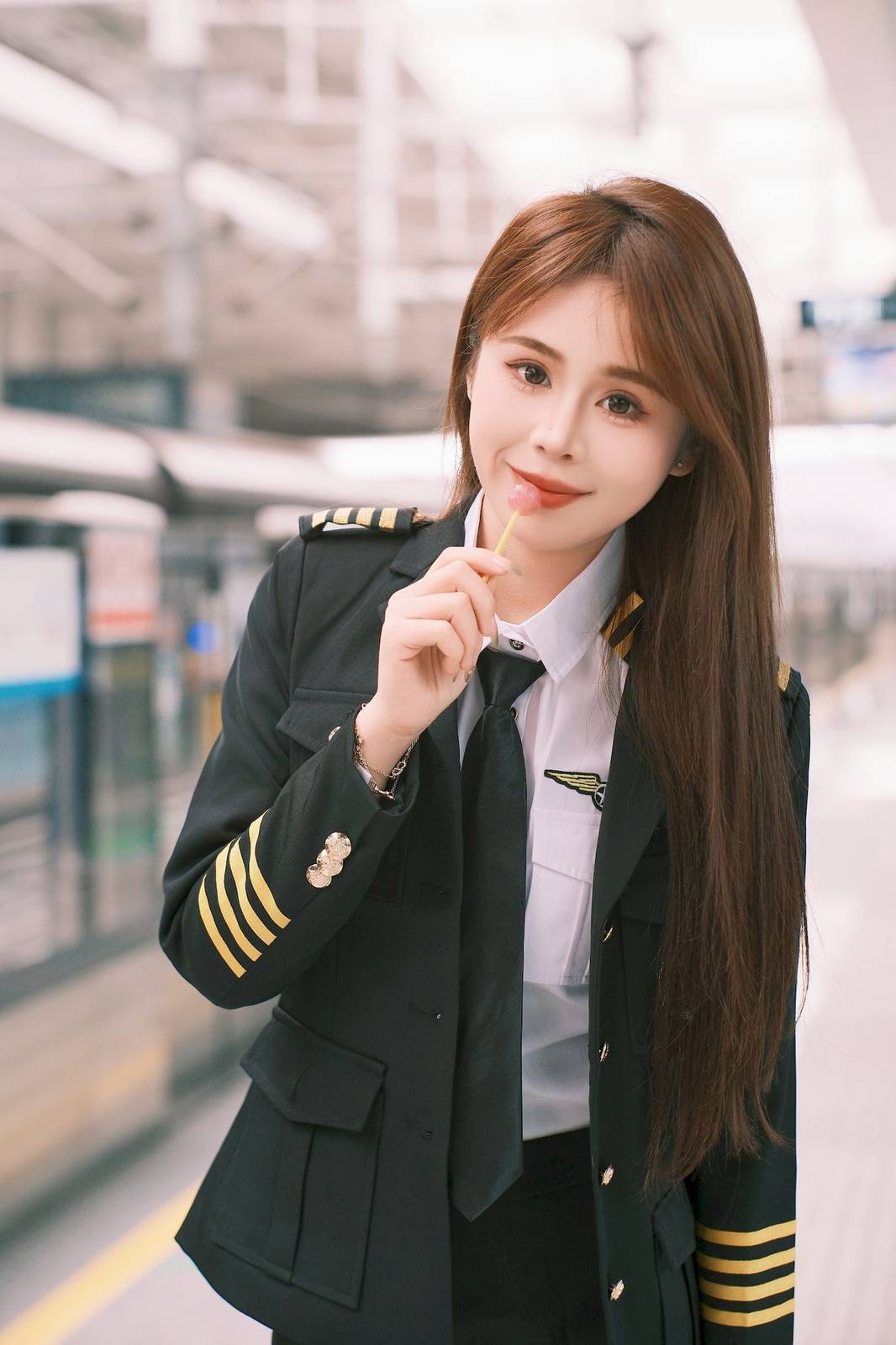 长发美女泡芙小方口含棒棒糖女警制服地铁站随拍-10