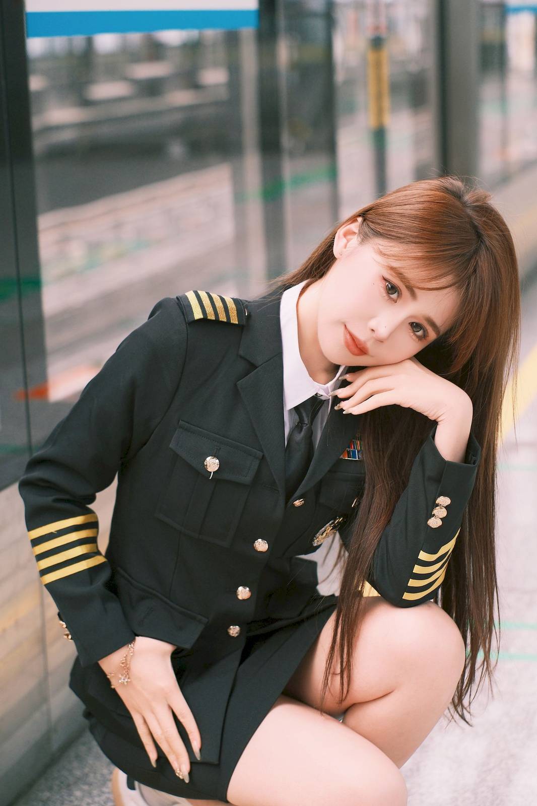 长发美女泡芙小方口含棒棒糖女警制服地铁站随拍-13