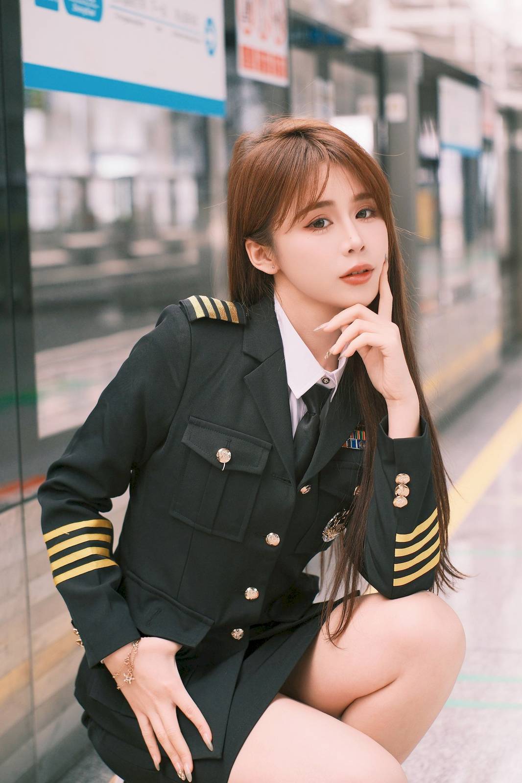 长发美女泡芙小方口含棒棒糖女警制服地铁站随拍-15