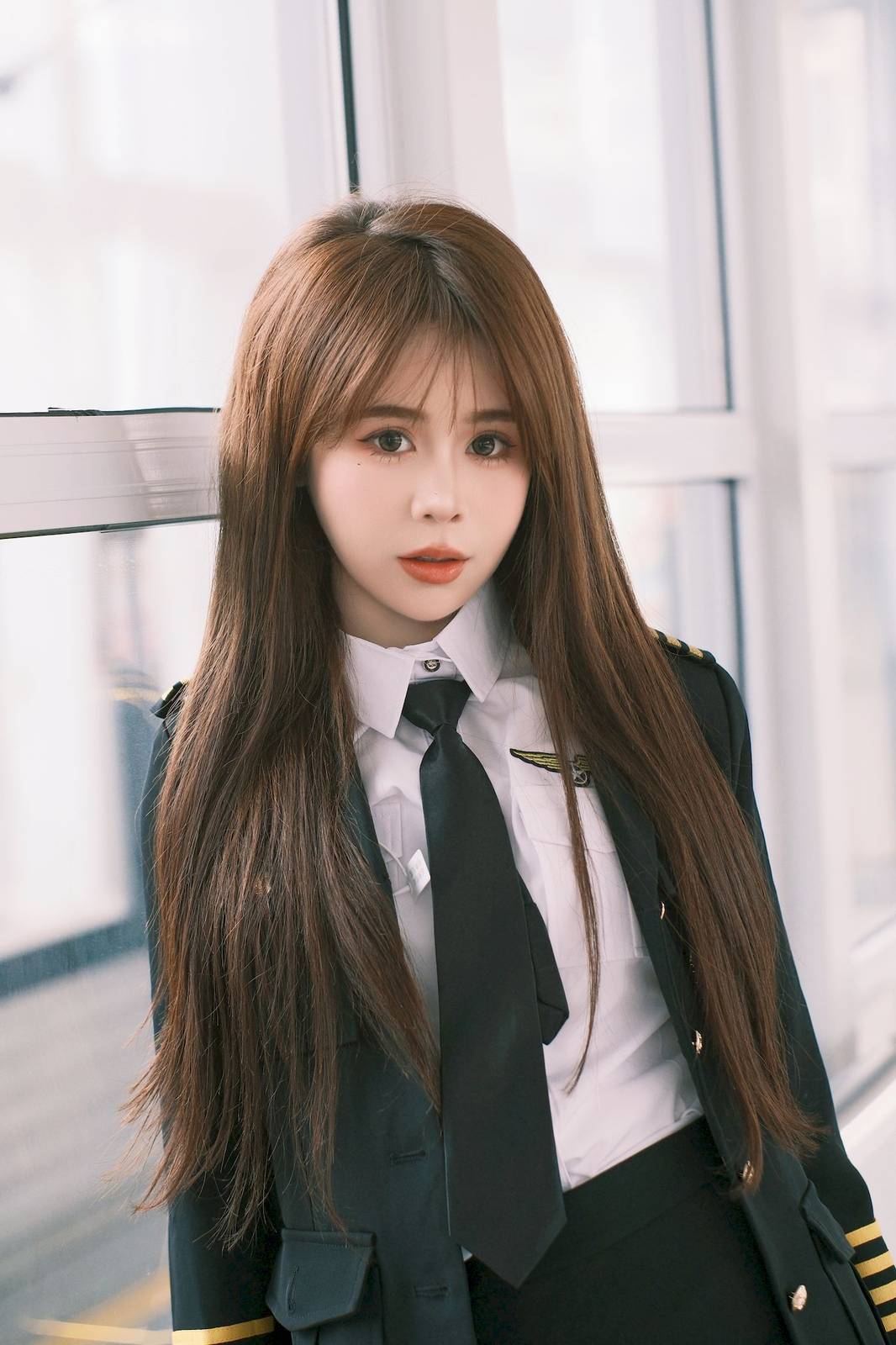 长发美女泡芙小方口含棒棒糖女警制服地铁站随拍-20