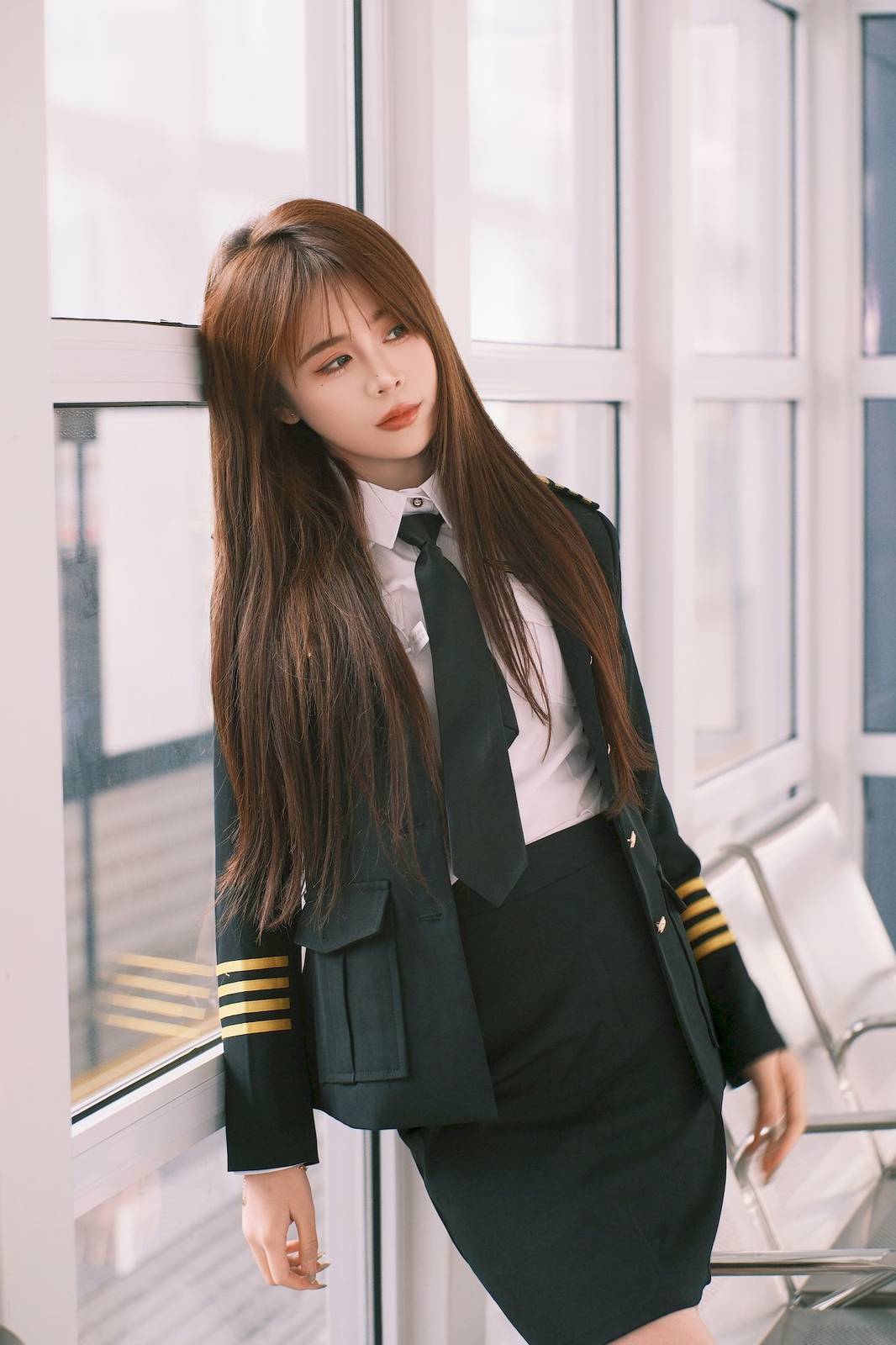 长发美女泡芙小方口含棒棒糖女警制服地铁站随拍-19