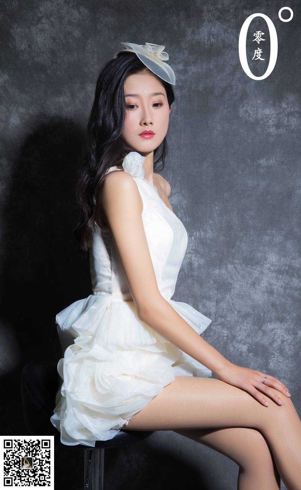 LD零度模特洋洋白色露肩礼裙修长美腿室内写真