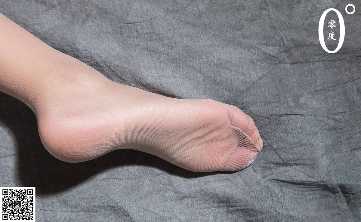 LD零度模特洋洋白色露肩礼裙修长美腿室内写真-75