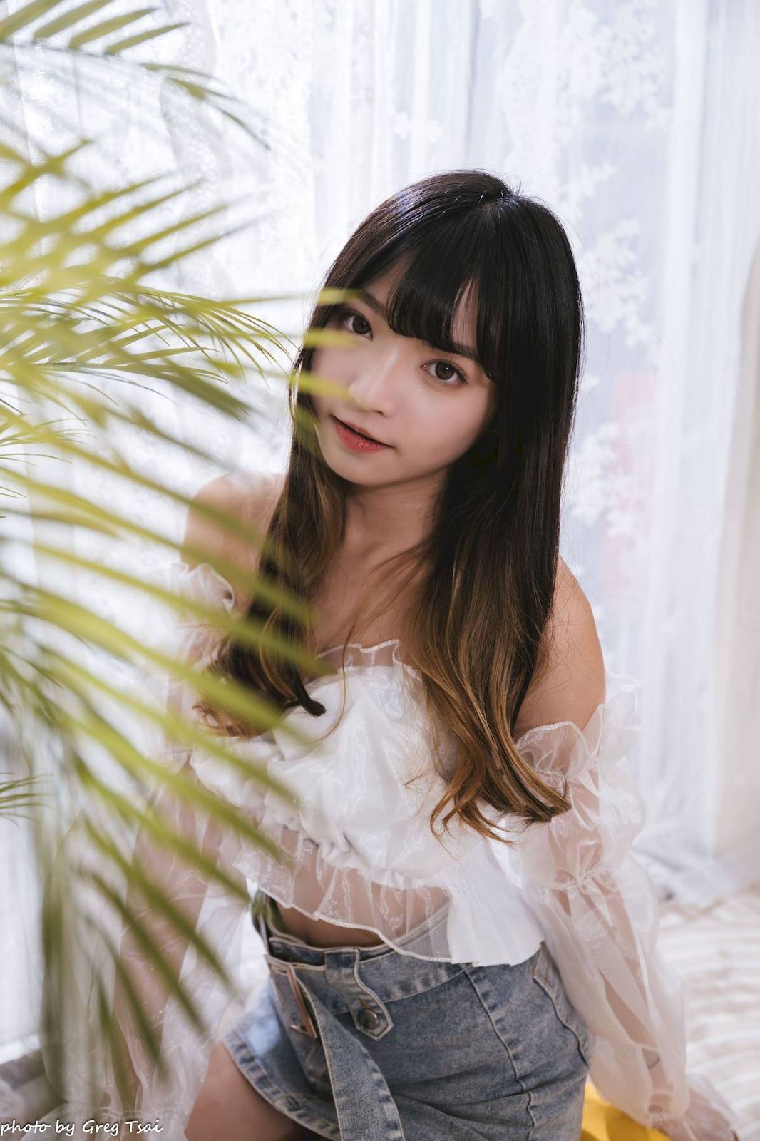 性感少女小穎蕾丝上衣牛仔短裙手握小吉他写真-7